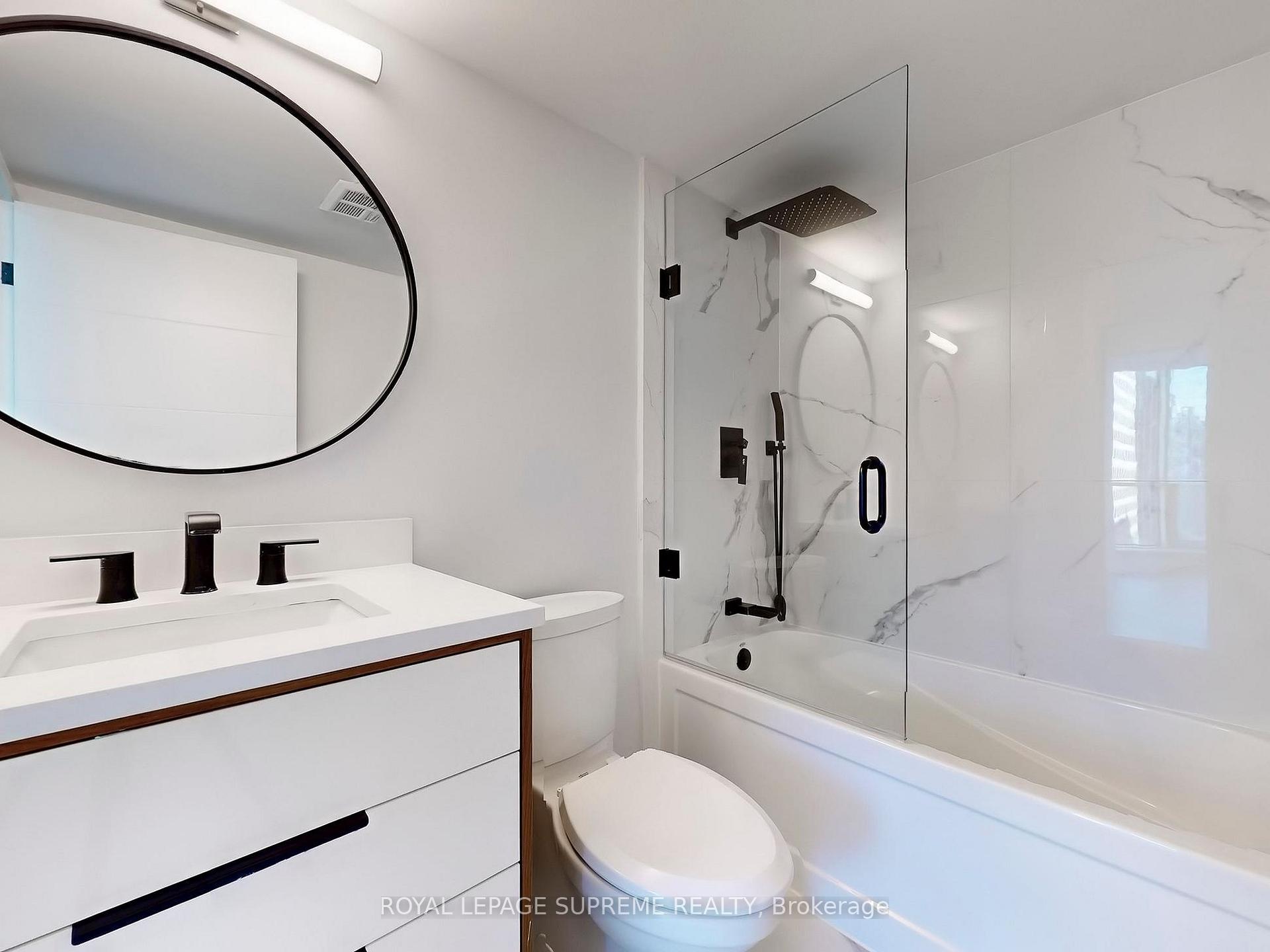 10 Queens Quay W 2210