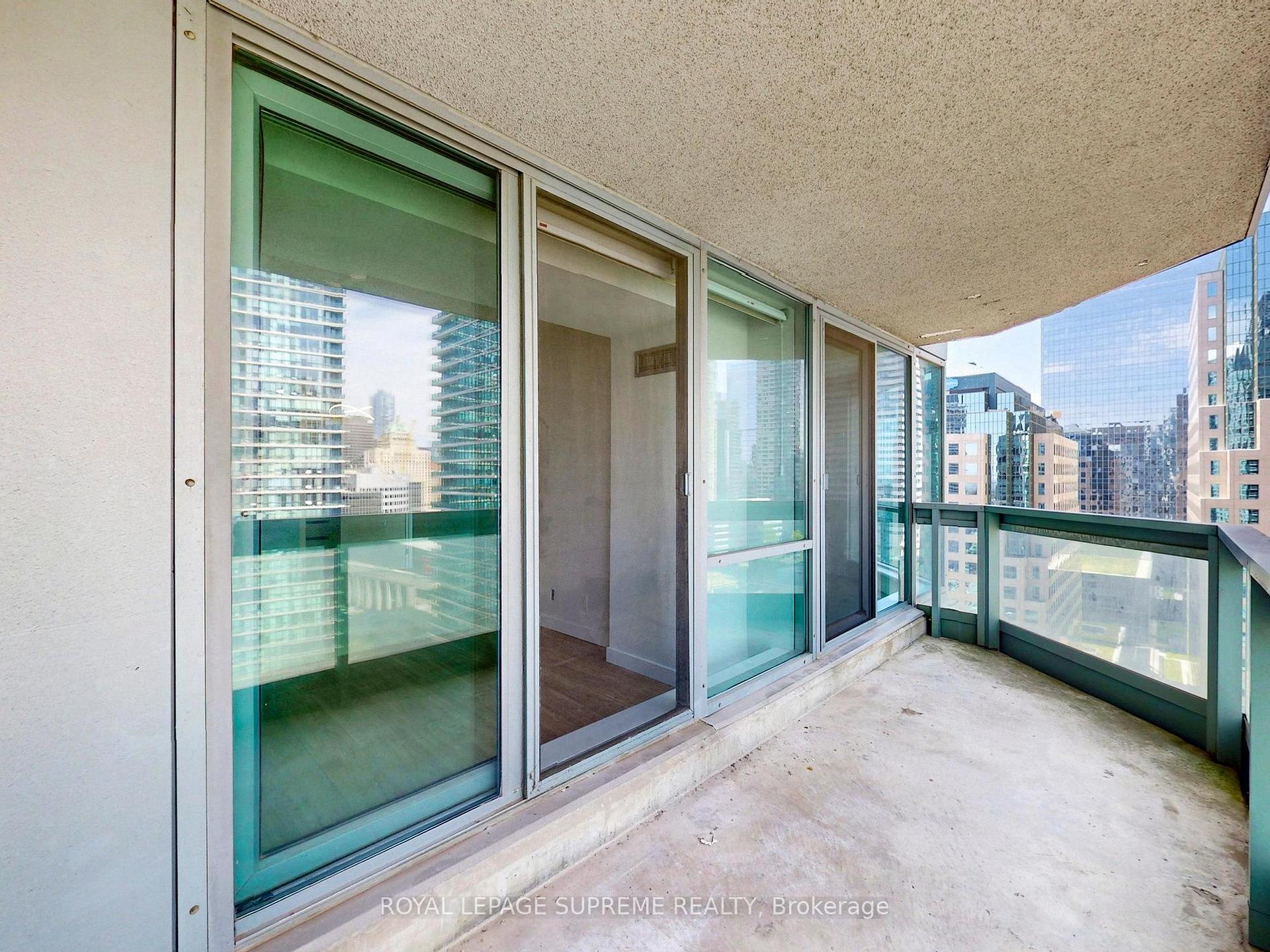 10 Queens Quay W 2210