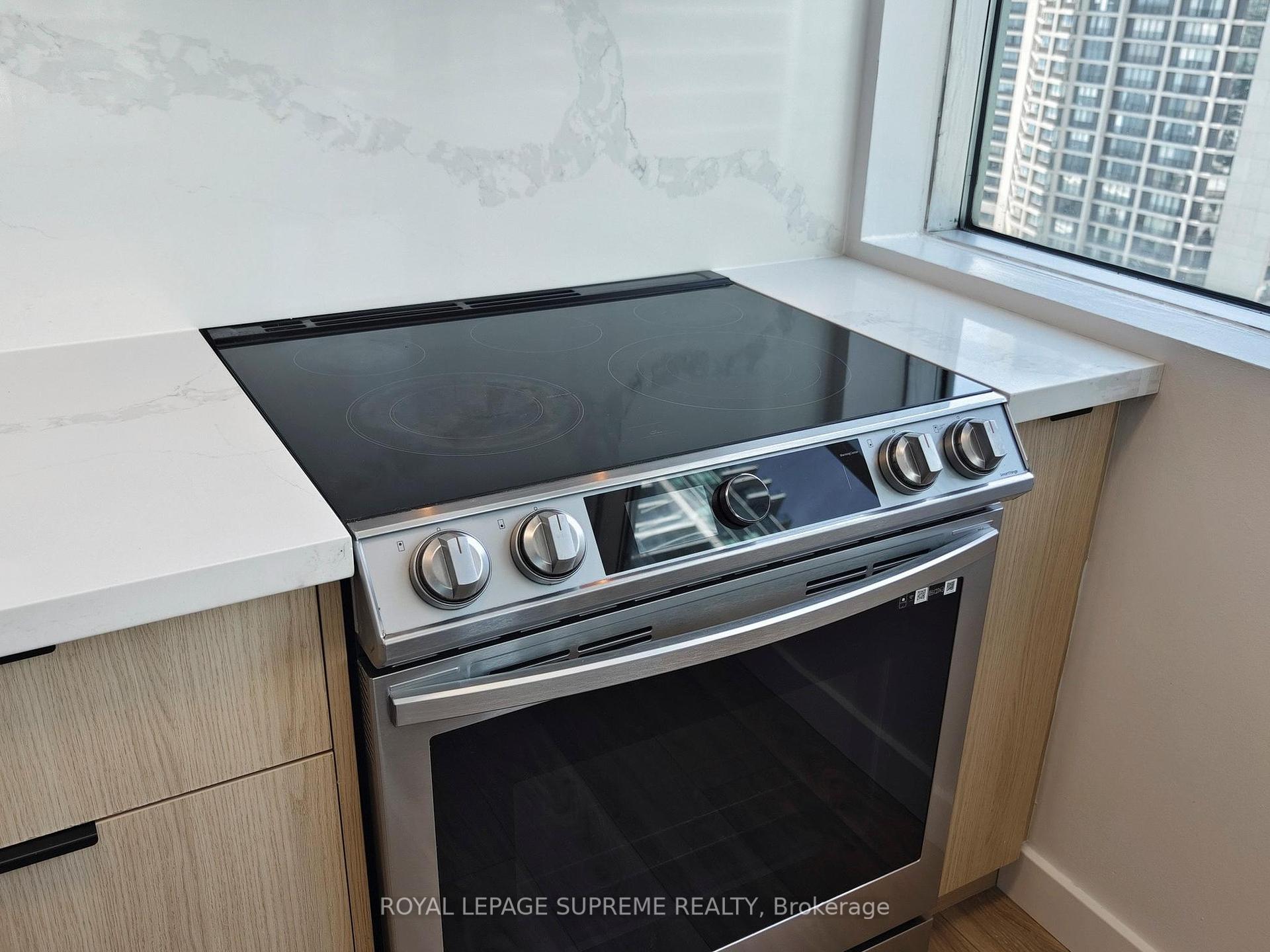 10 Queens Quay W 2210