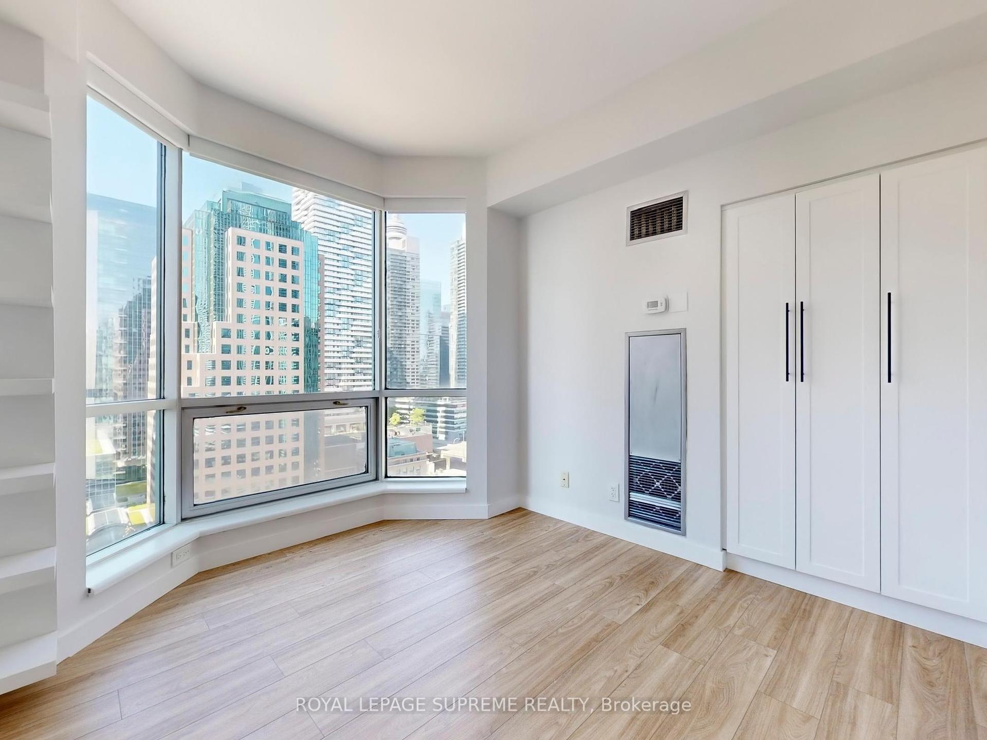 10 Queens Quay W 2210