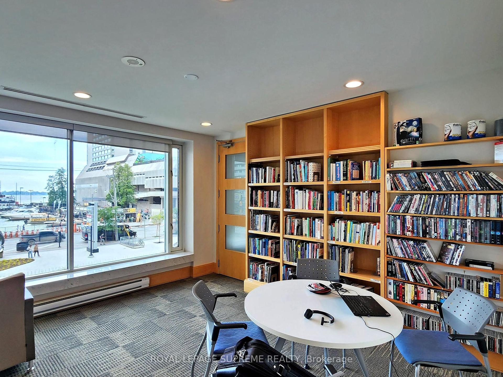 10 Queens Quay W 2210