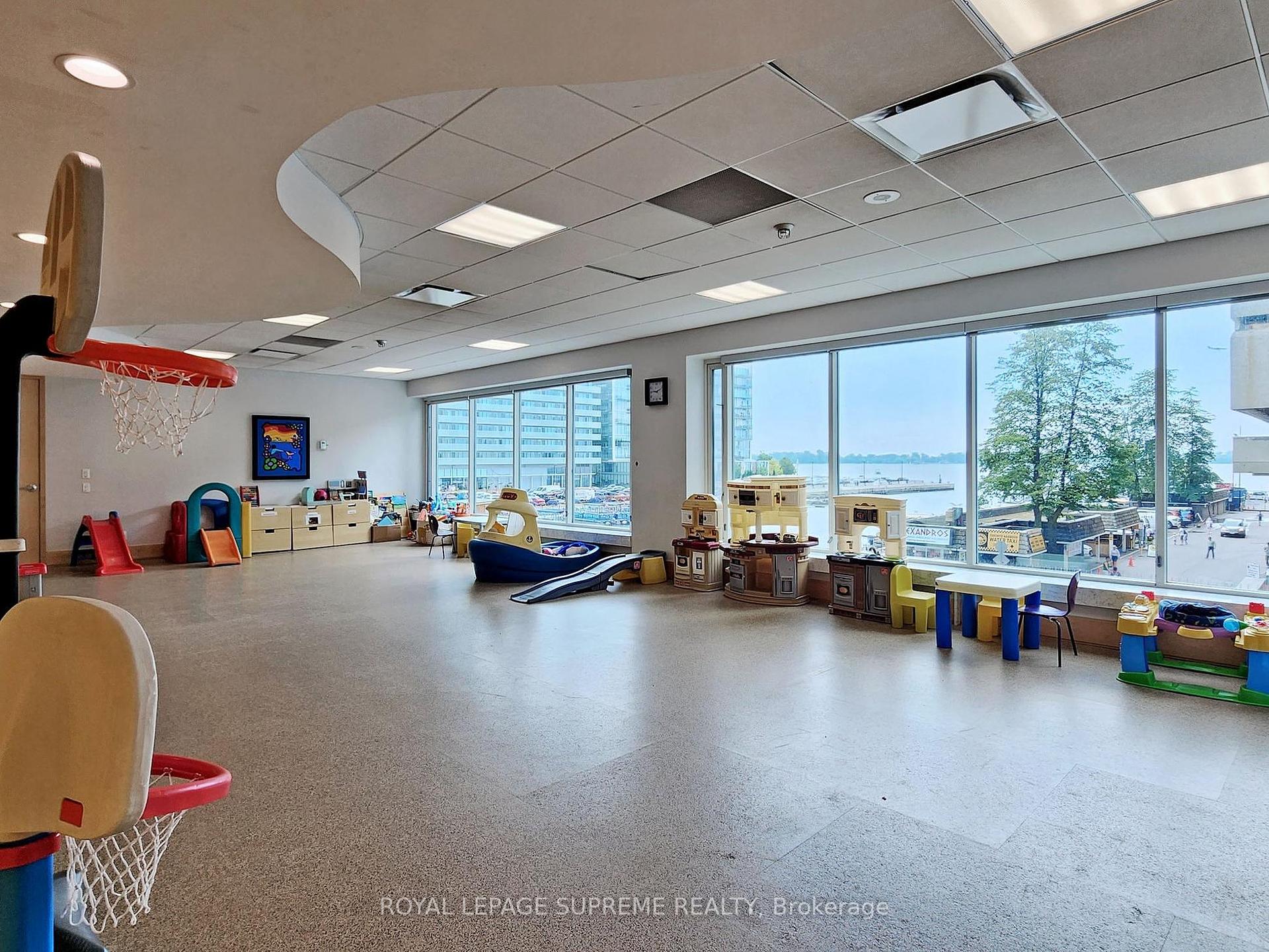 10 Queens Quay W 2210