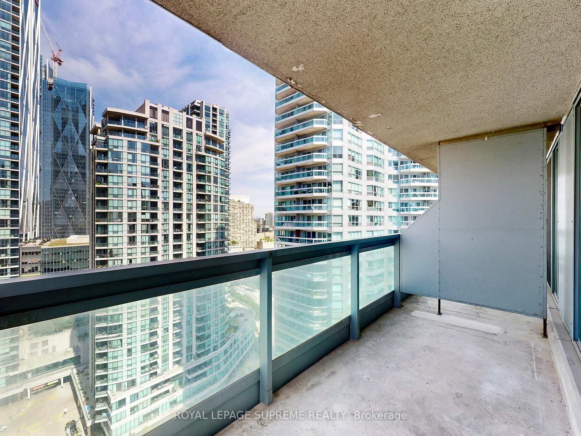 10 Queens Quay W 2210