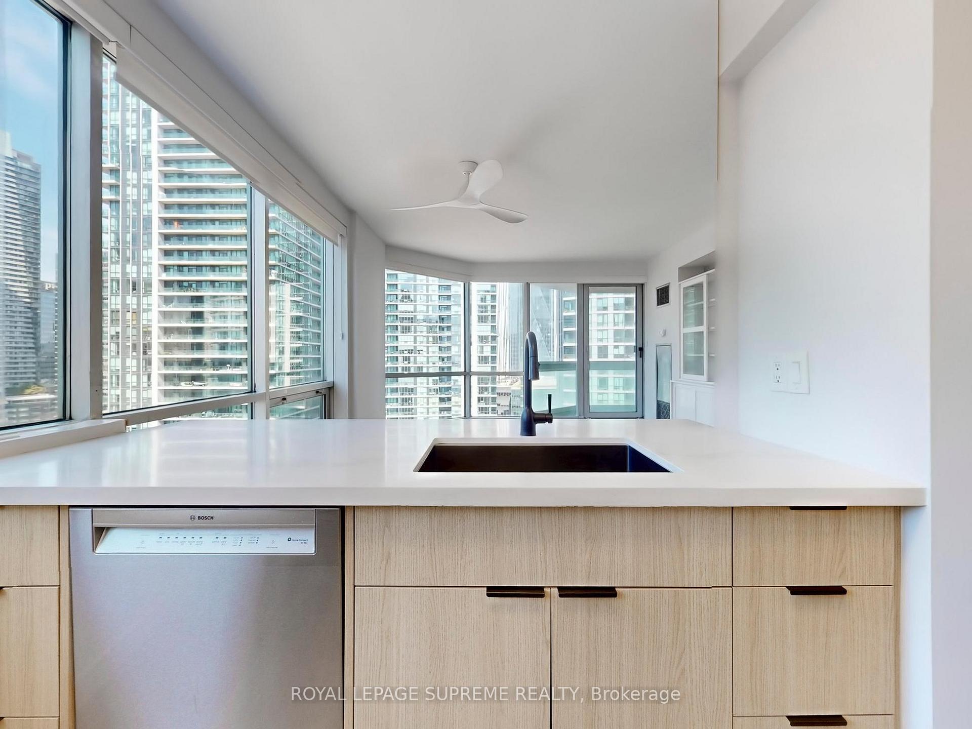 10 Queens Quay W 2210