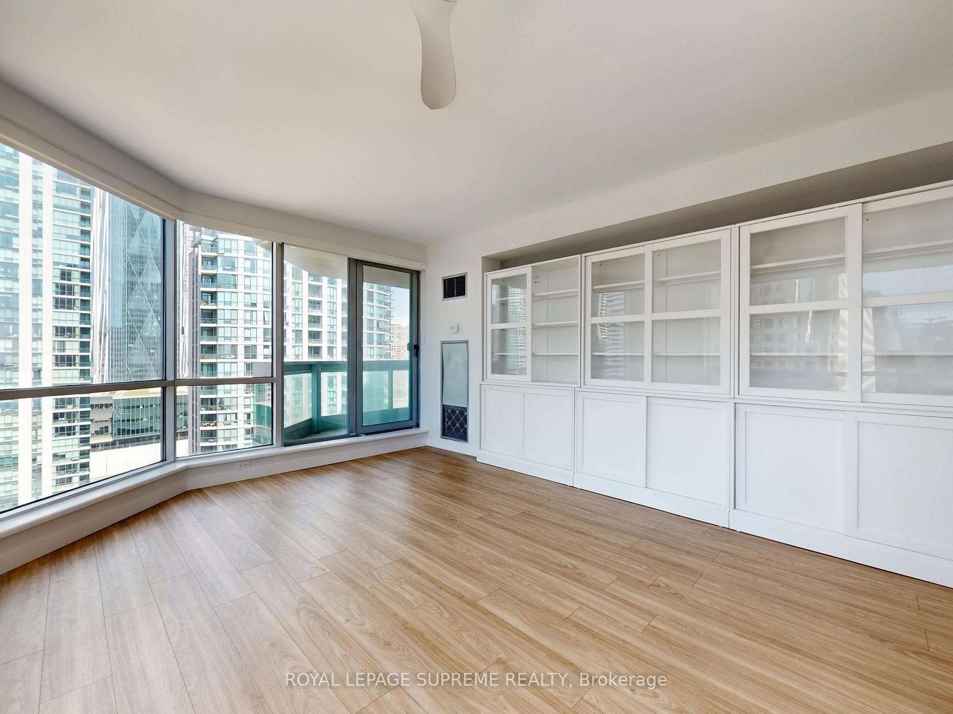10 Queens Quay W 2210