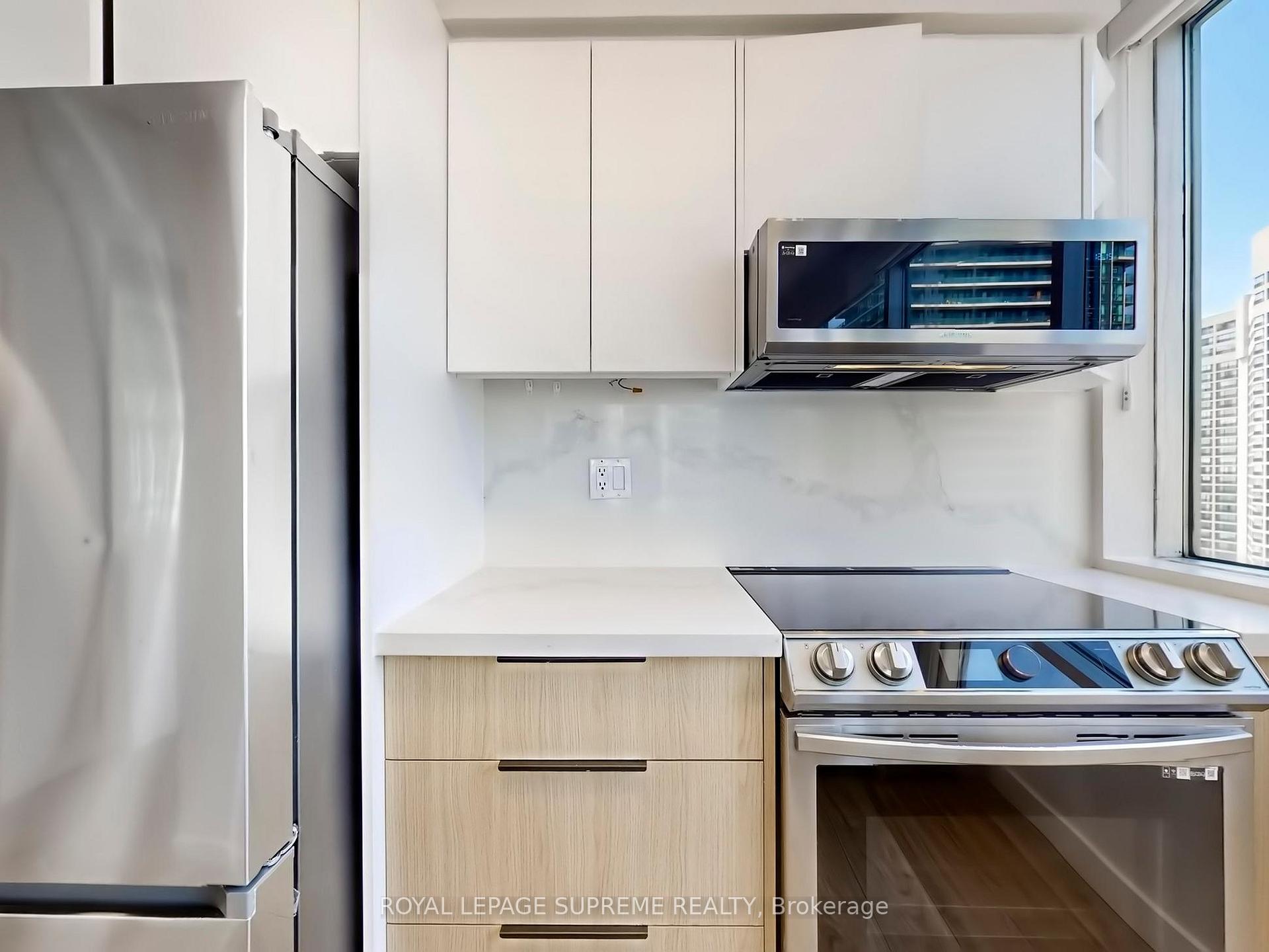 10 Queens Quay W 2210