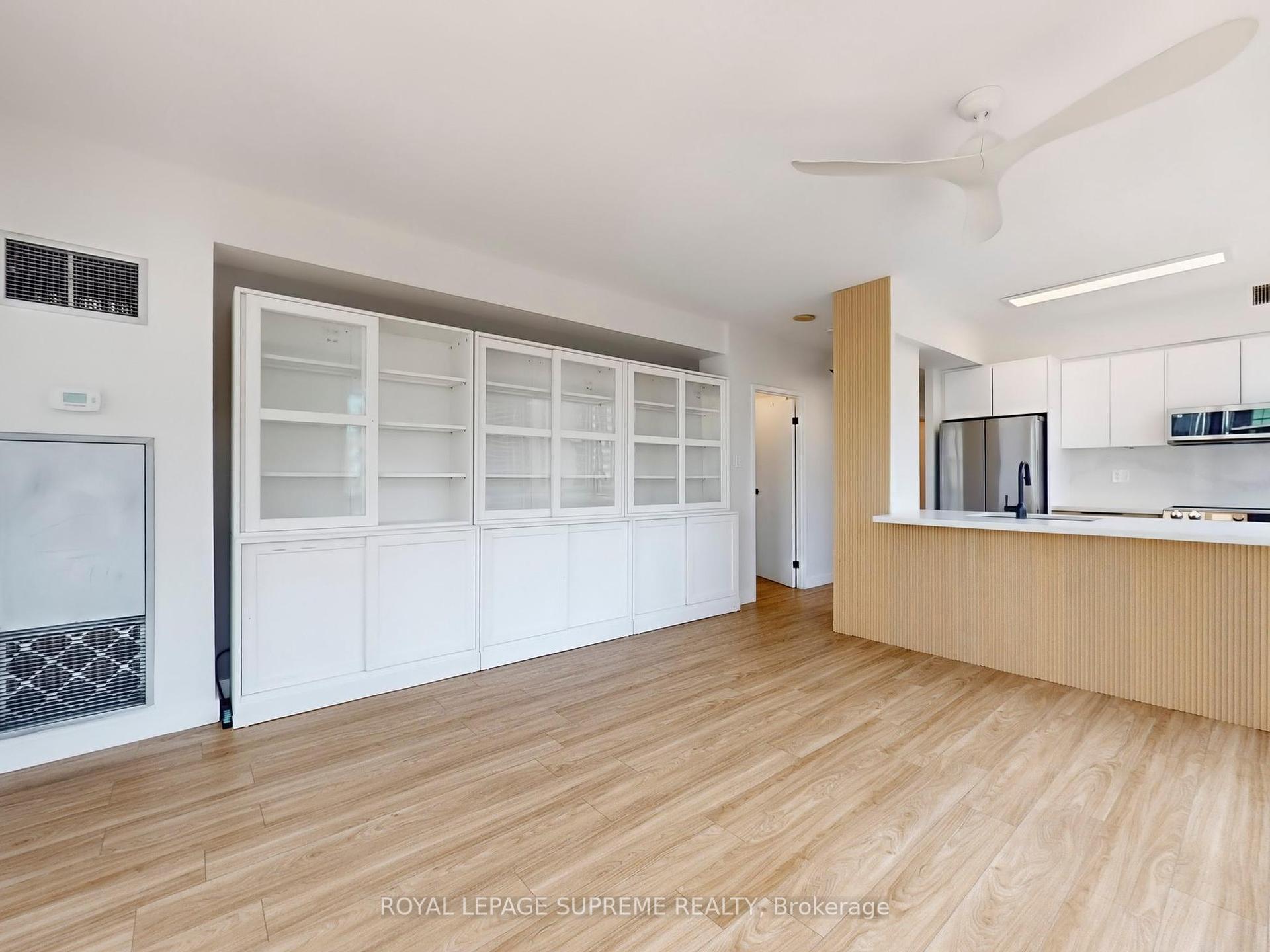 10 Queens Quay W 2210