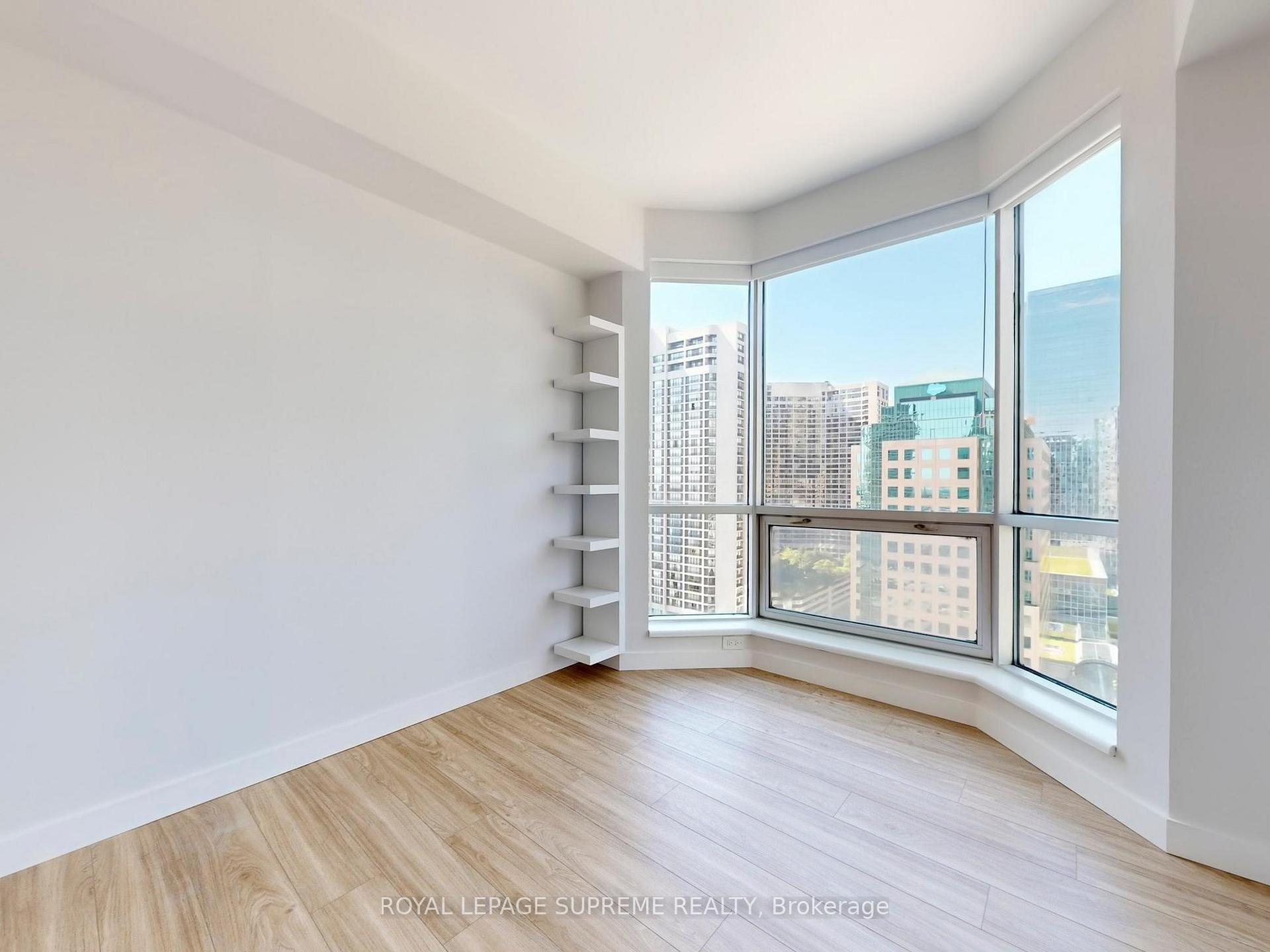 10 Queens Quay W 2210