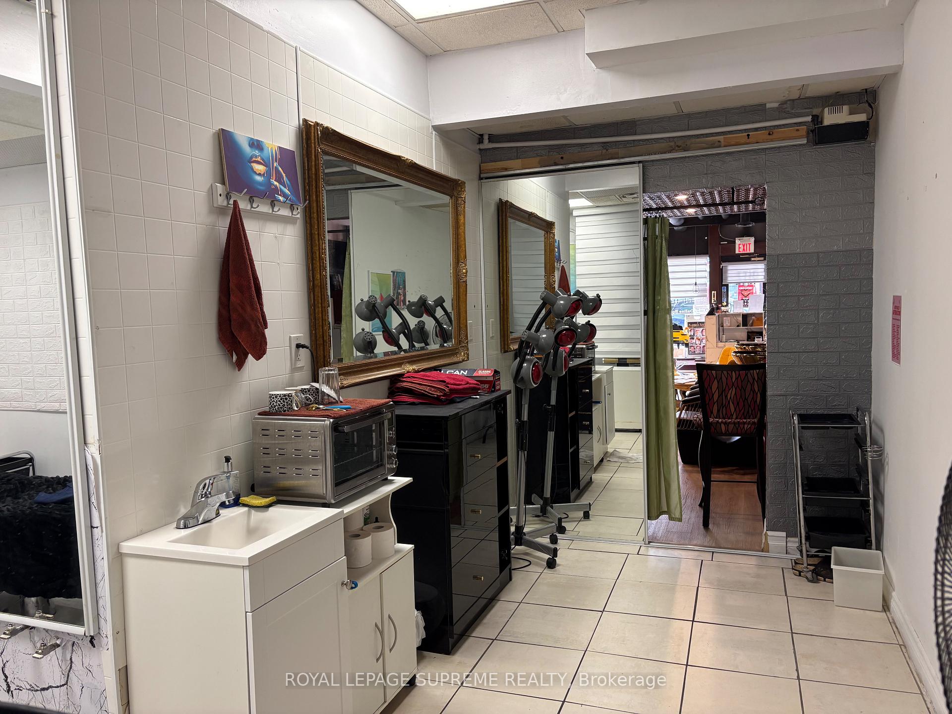 2721 Yonge Street, Toronto C04
