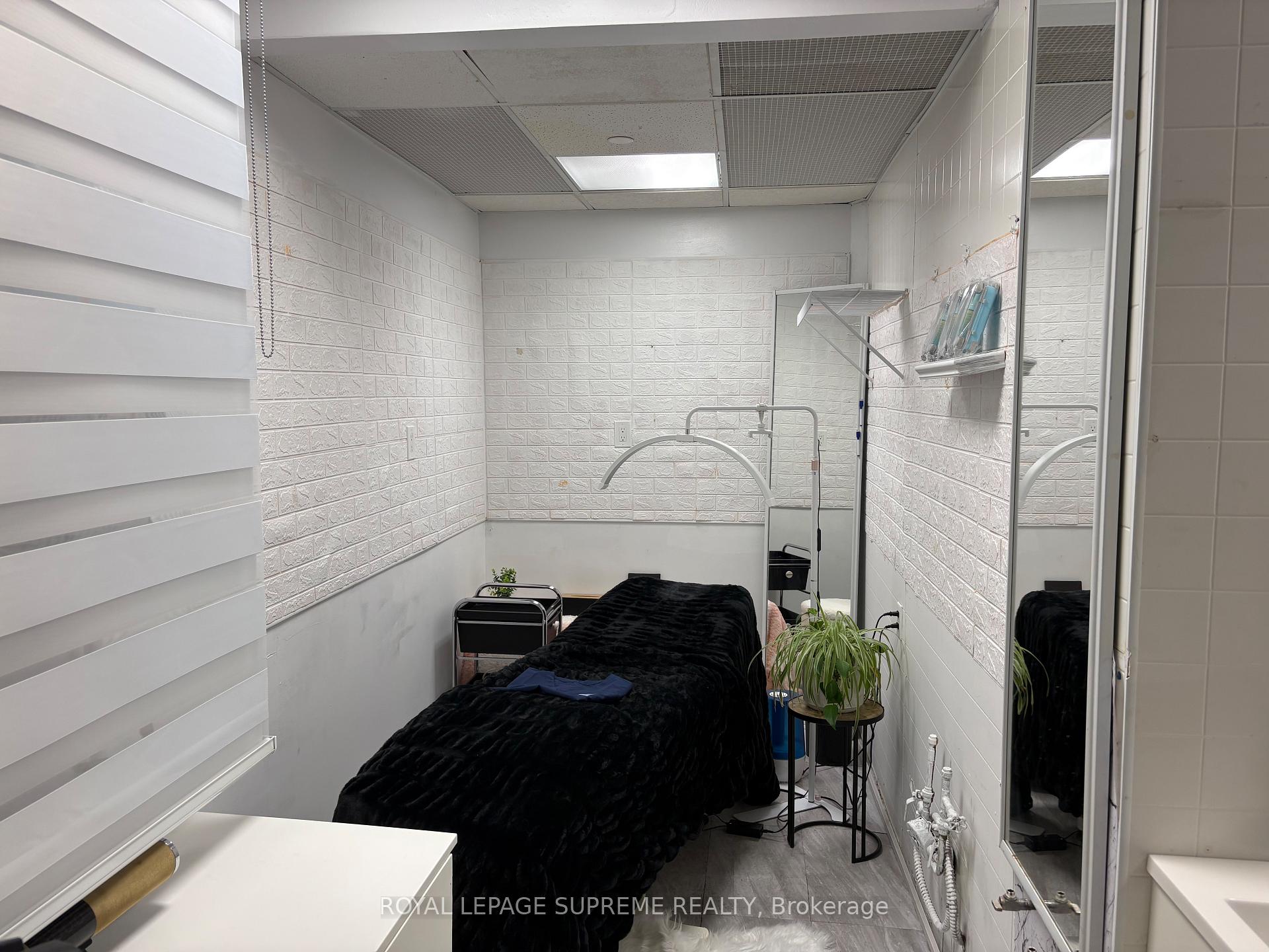 2721 Yonge Street, Toronto C04