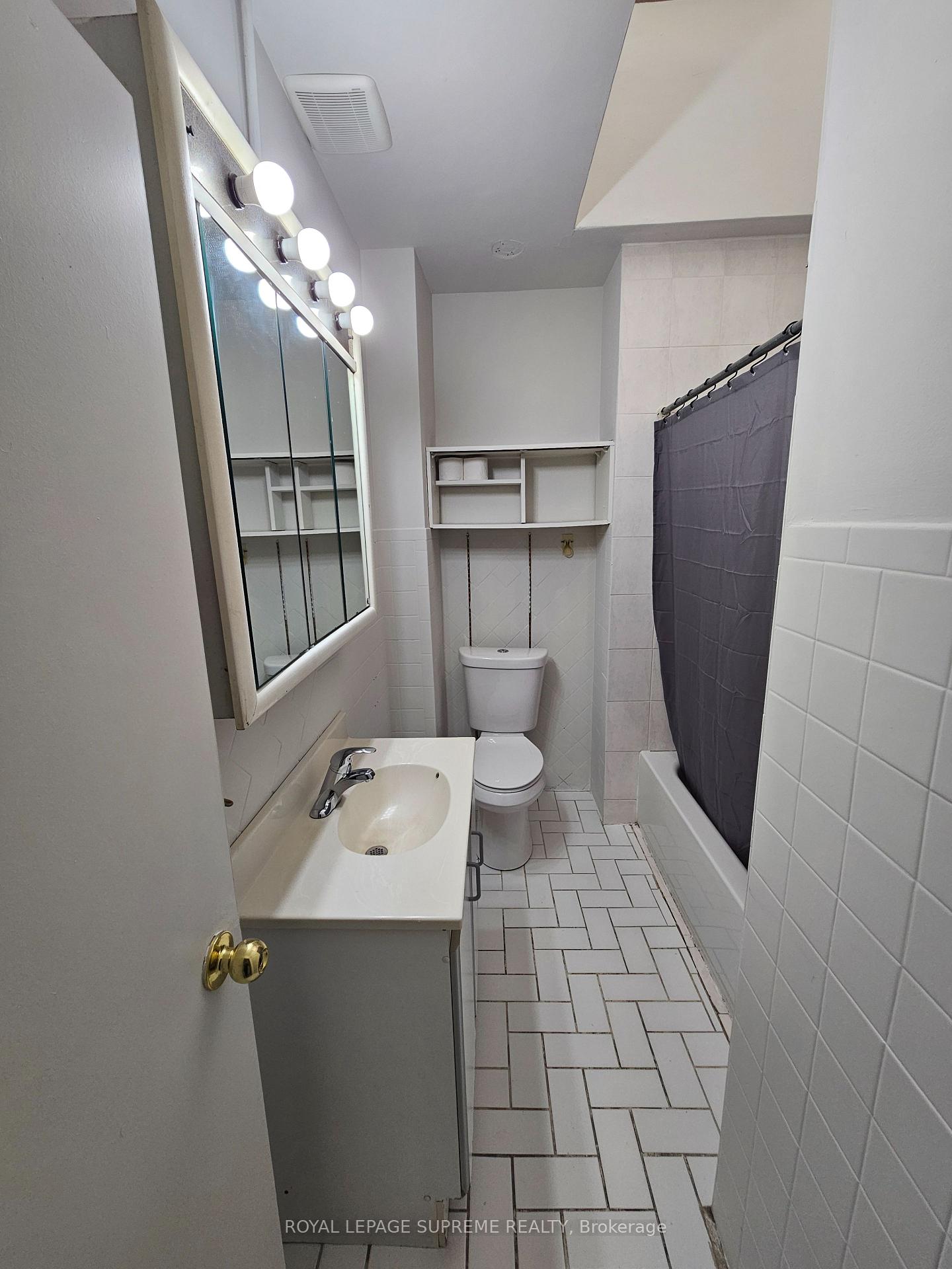 806 College Street UPPER