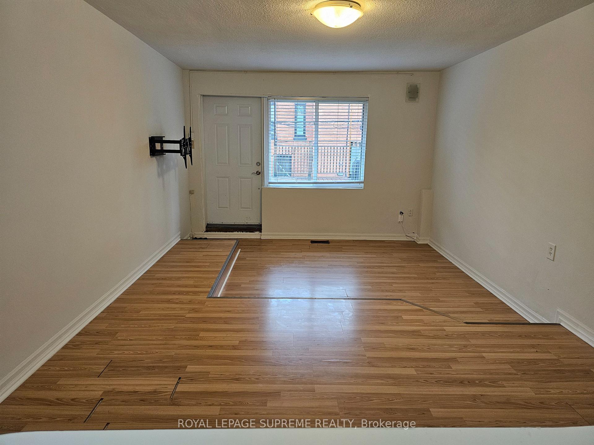 806 College Street UPPER