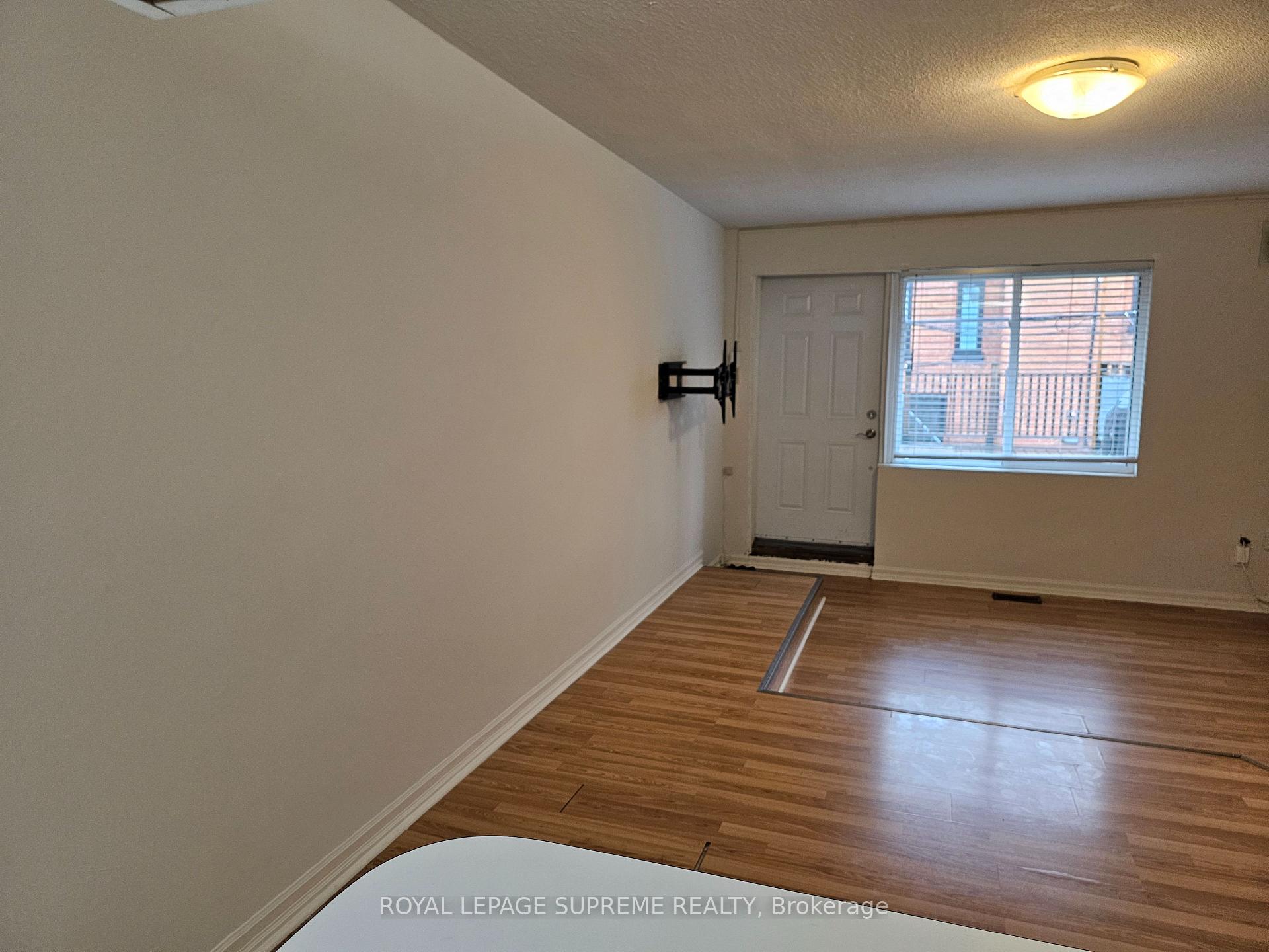 806 College Street UPPER