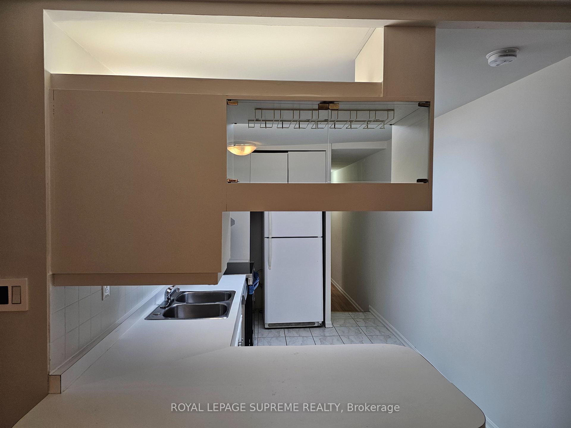 806 College Street UPPER