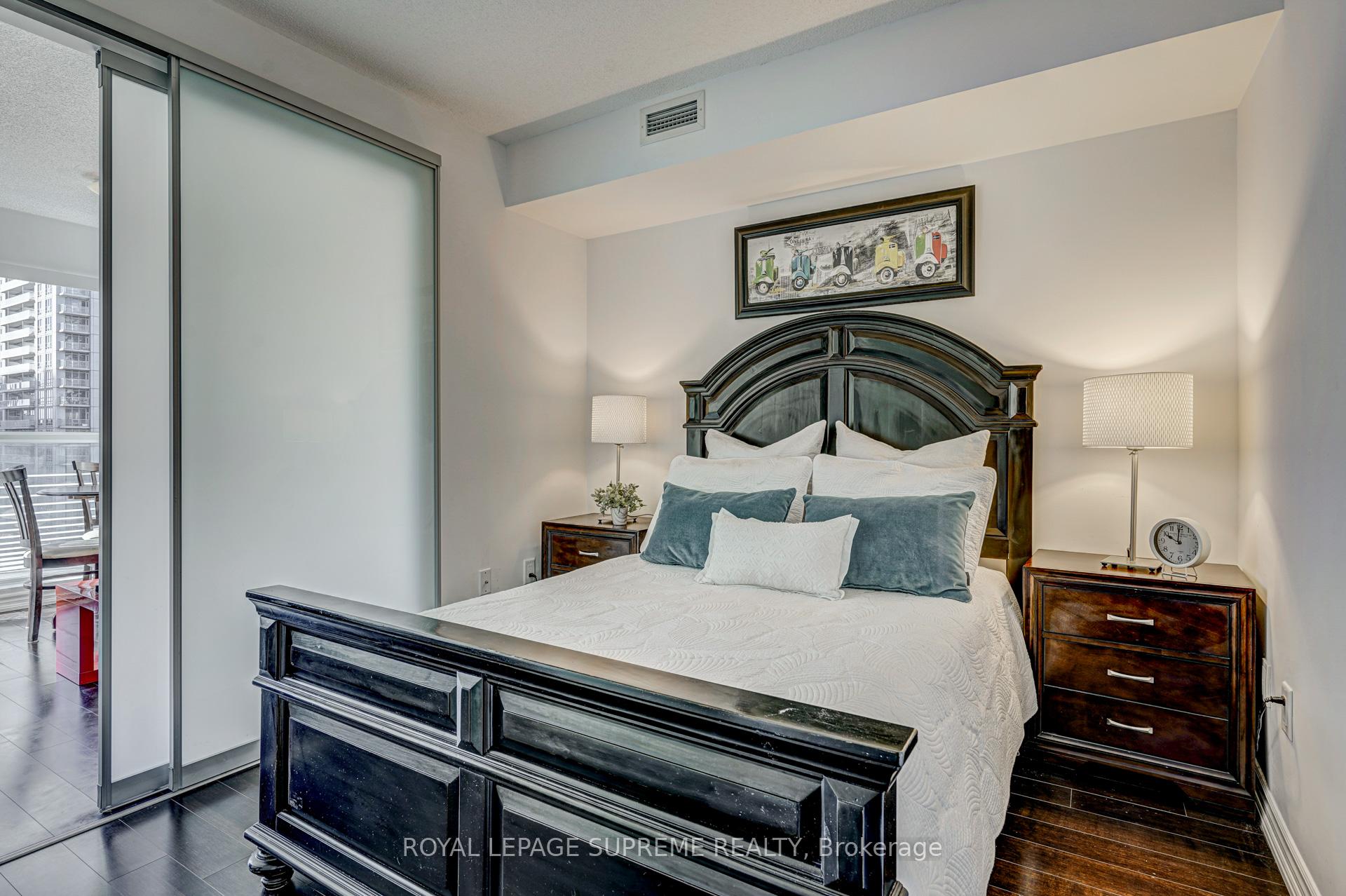 386 Yonge Street 1122