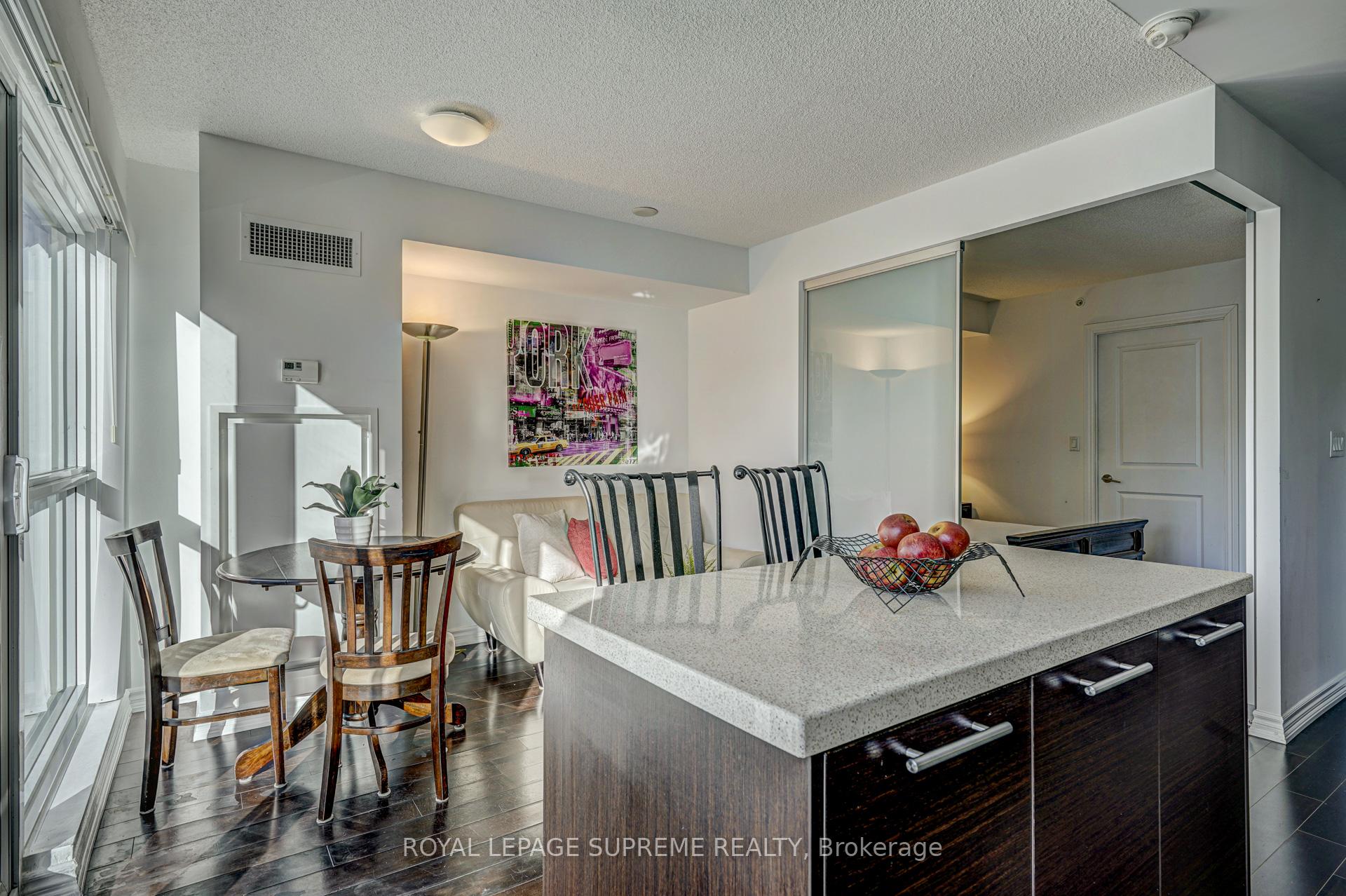 386 Yonge Street 1122