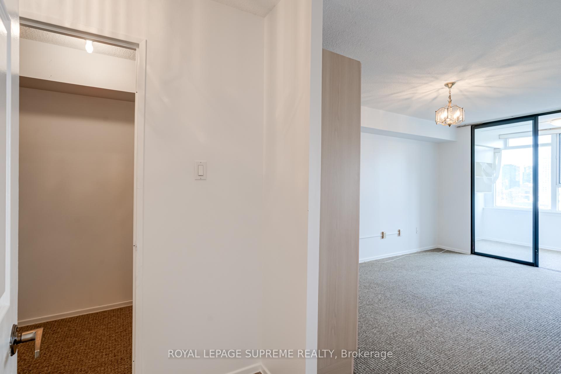 45 Carlton Street 1404