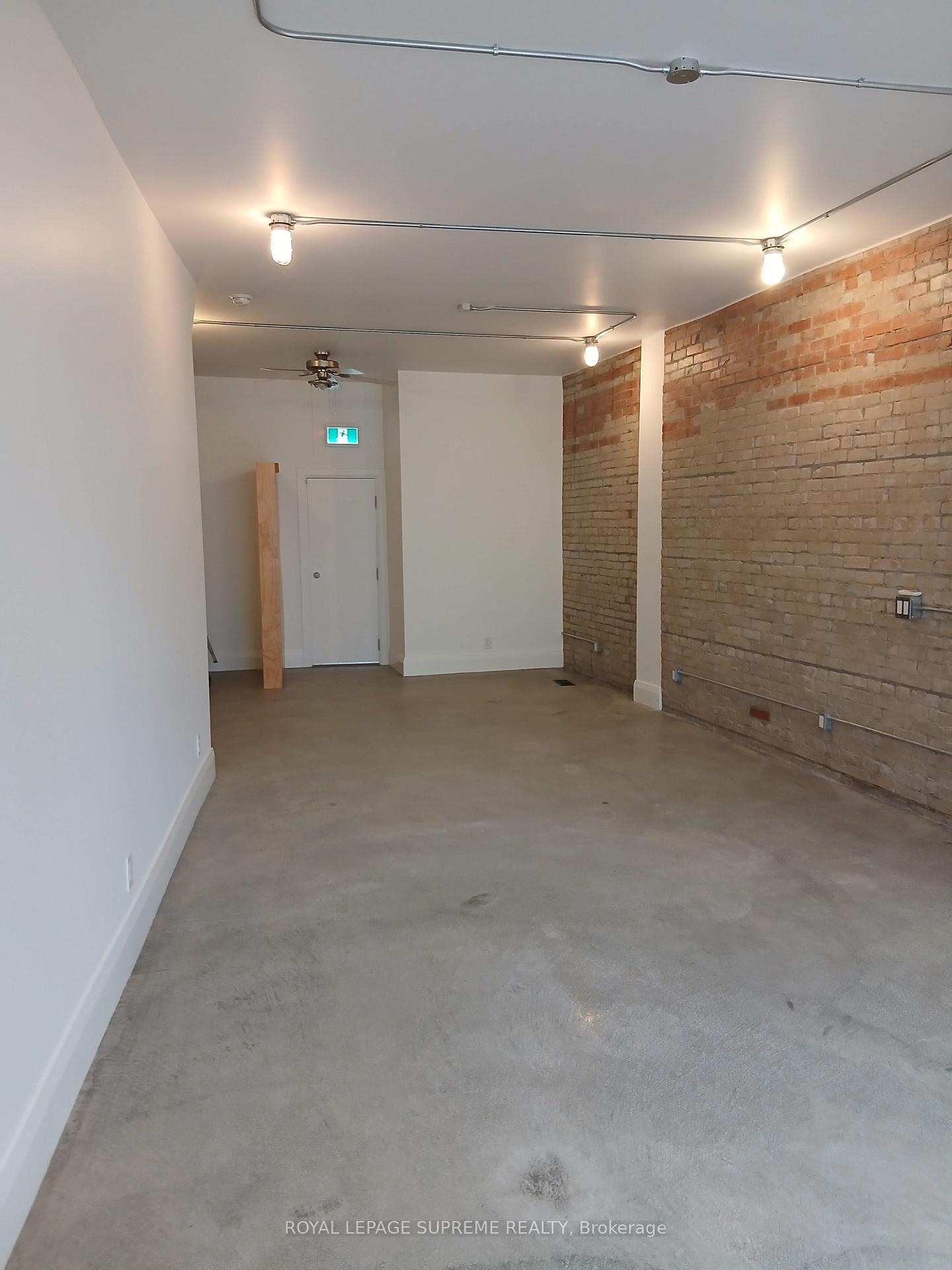 1586 Dundas Street W