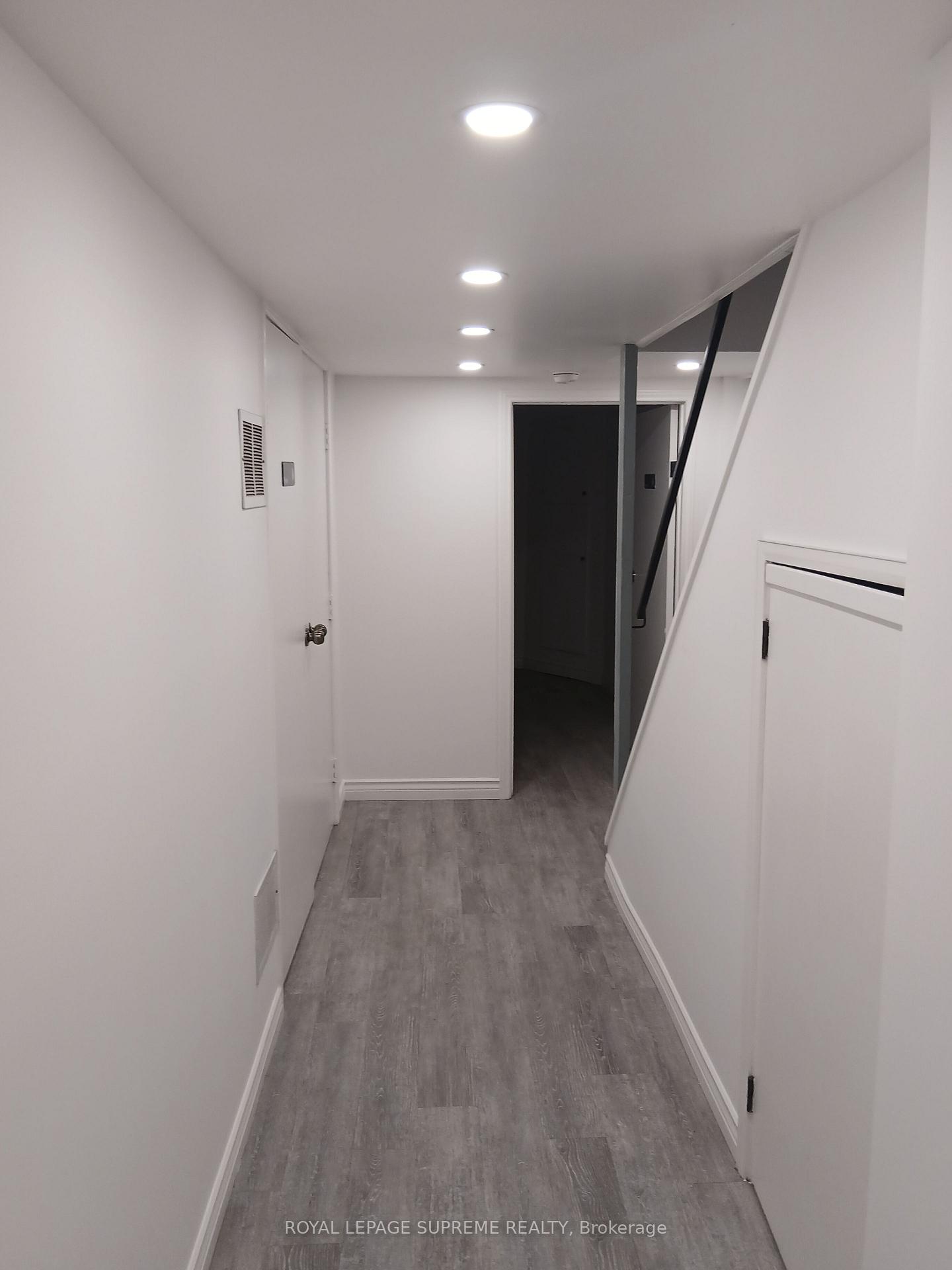 1586 Dundas Street W