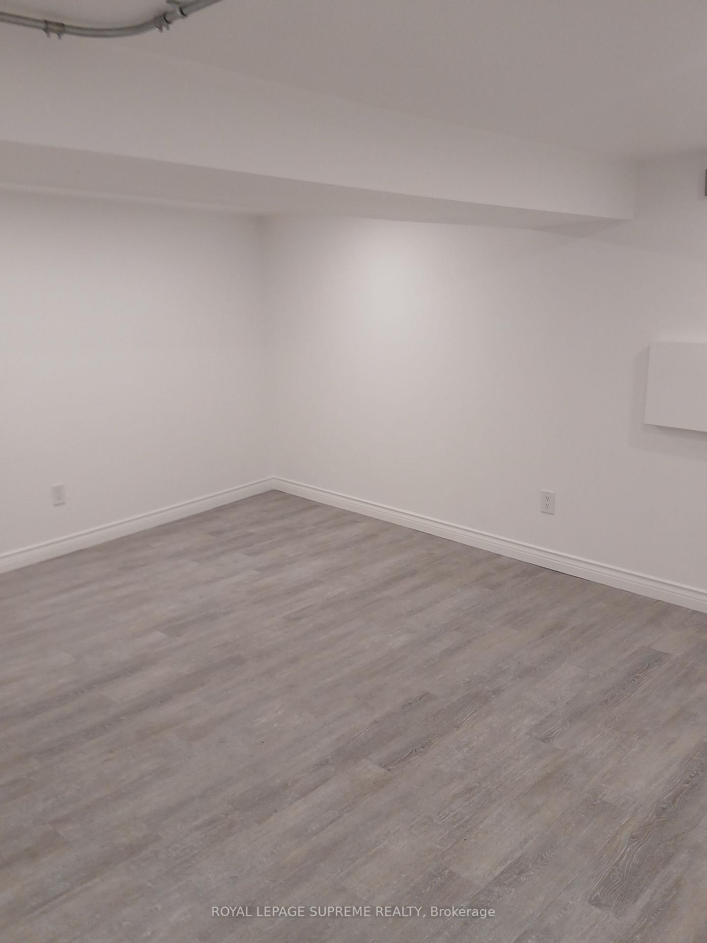 1586 Dundas Street W