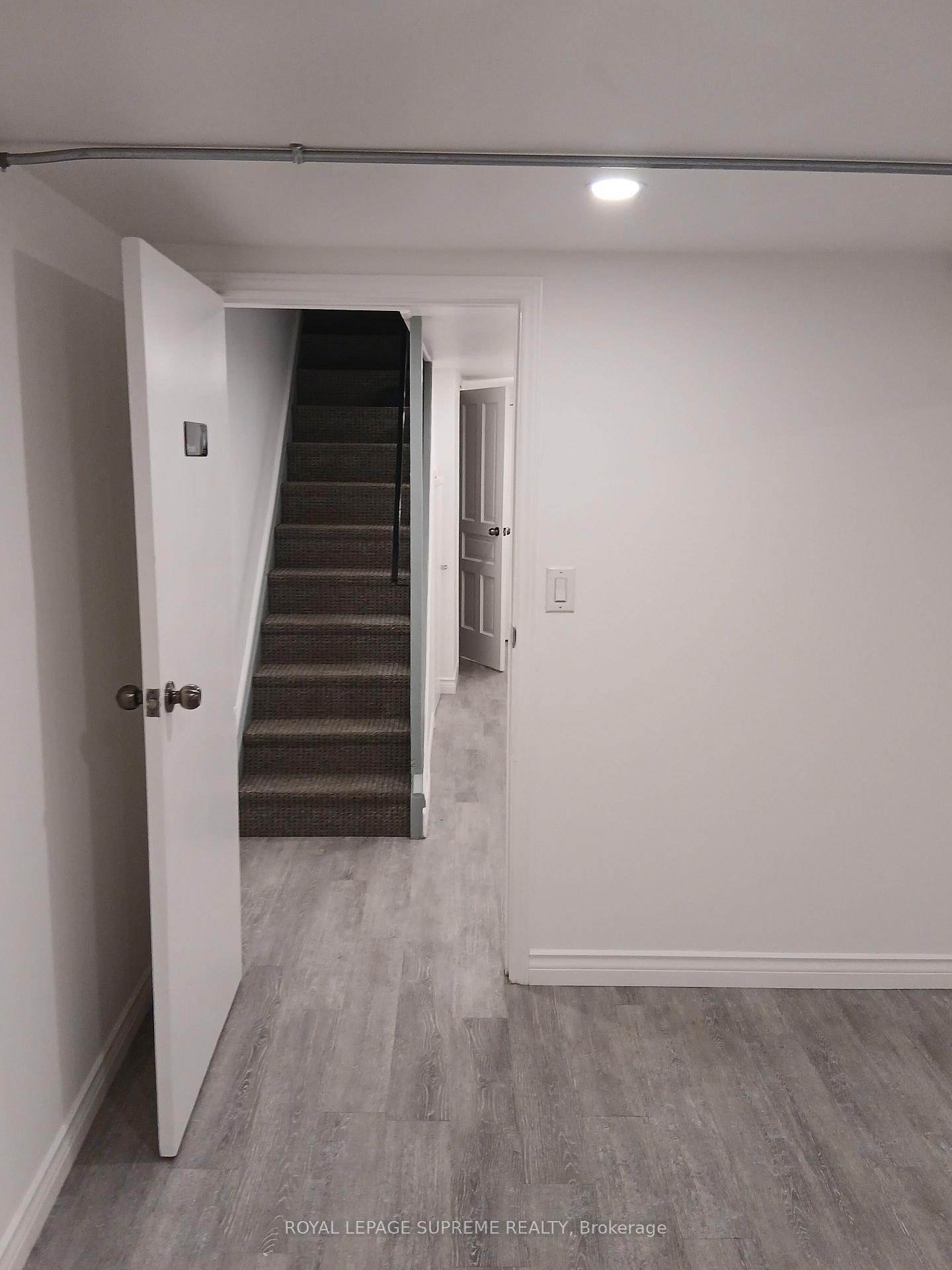 1586 Dundas Street W