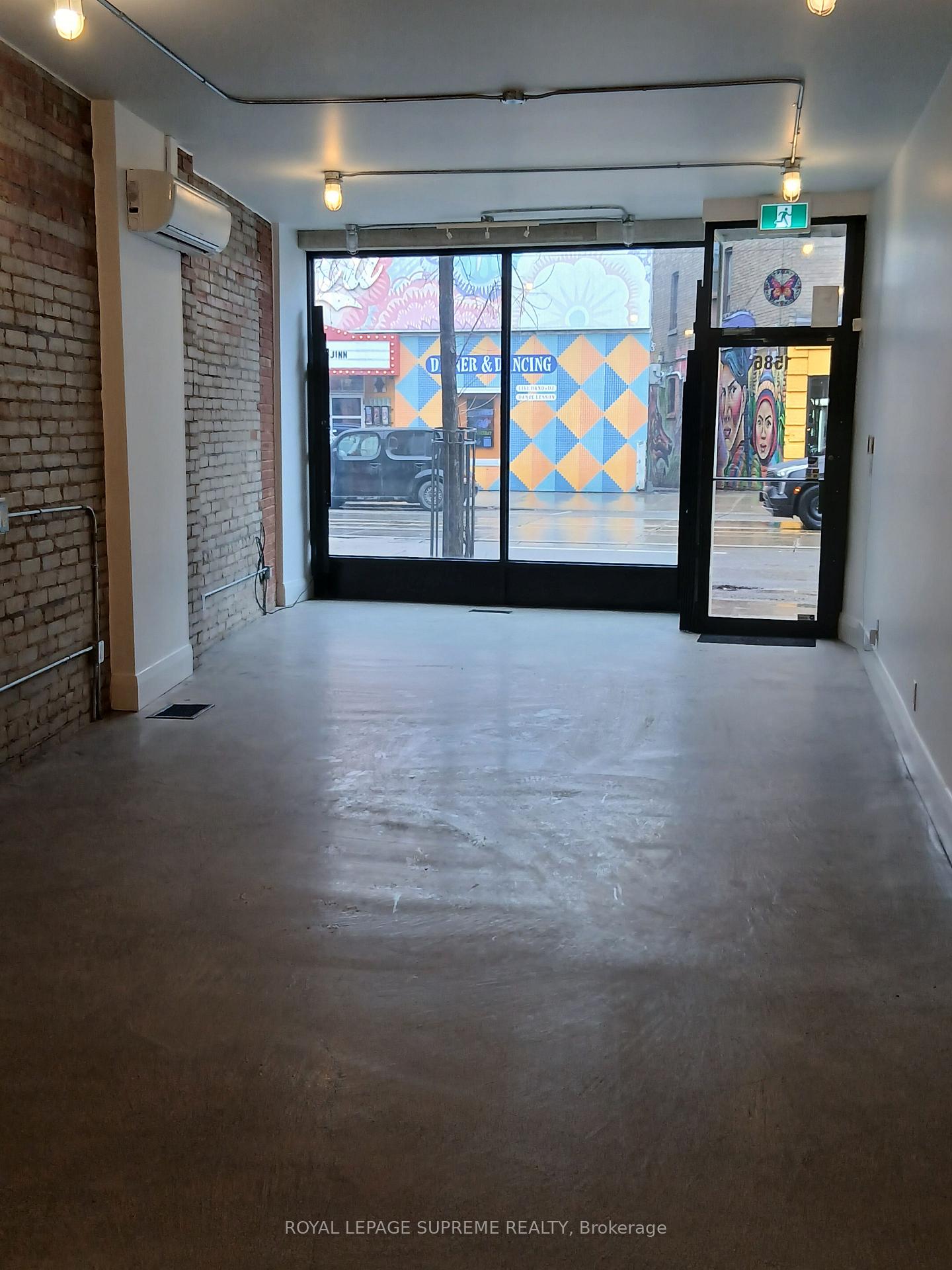 1586 Dundas Street W