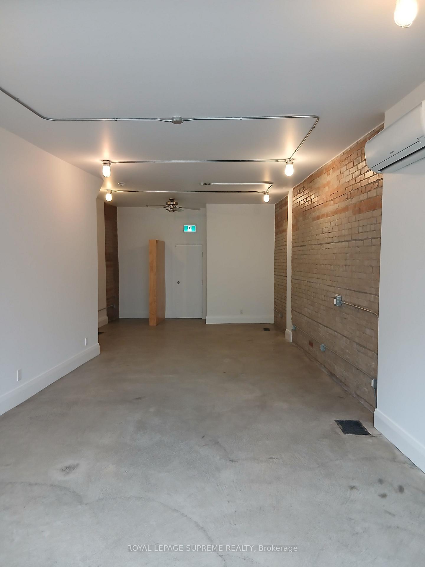 1586 Dundas Street W