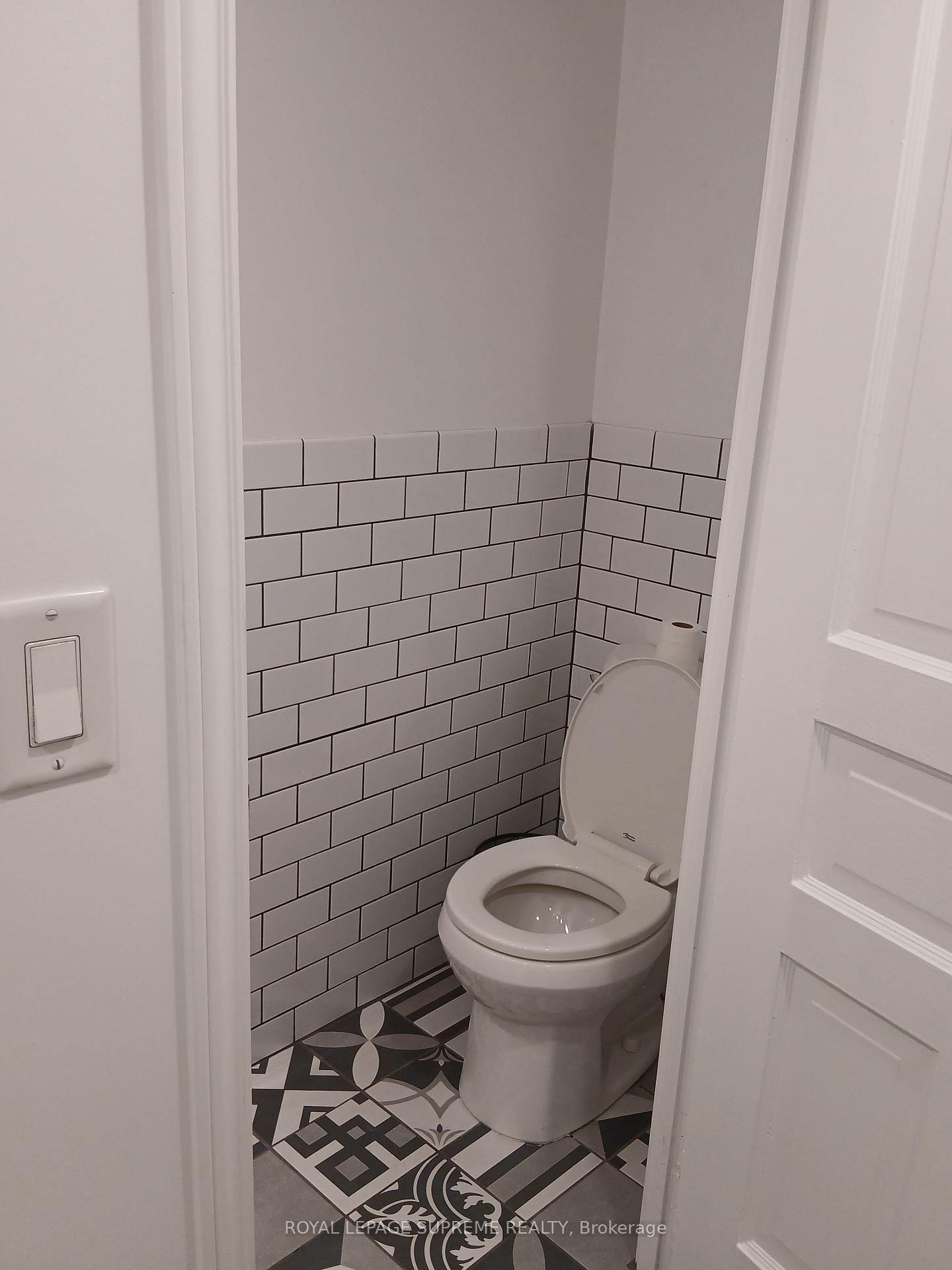 1586 Dundas Street W