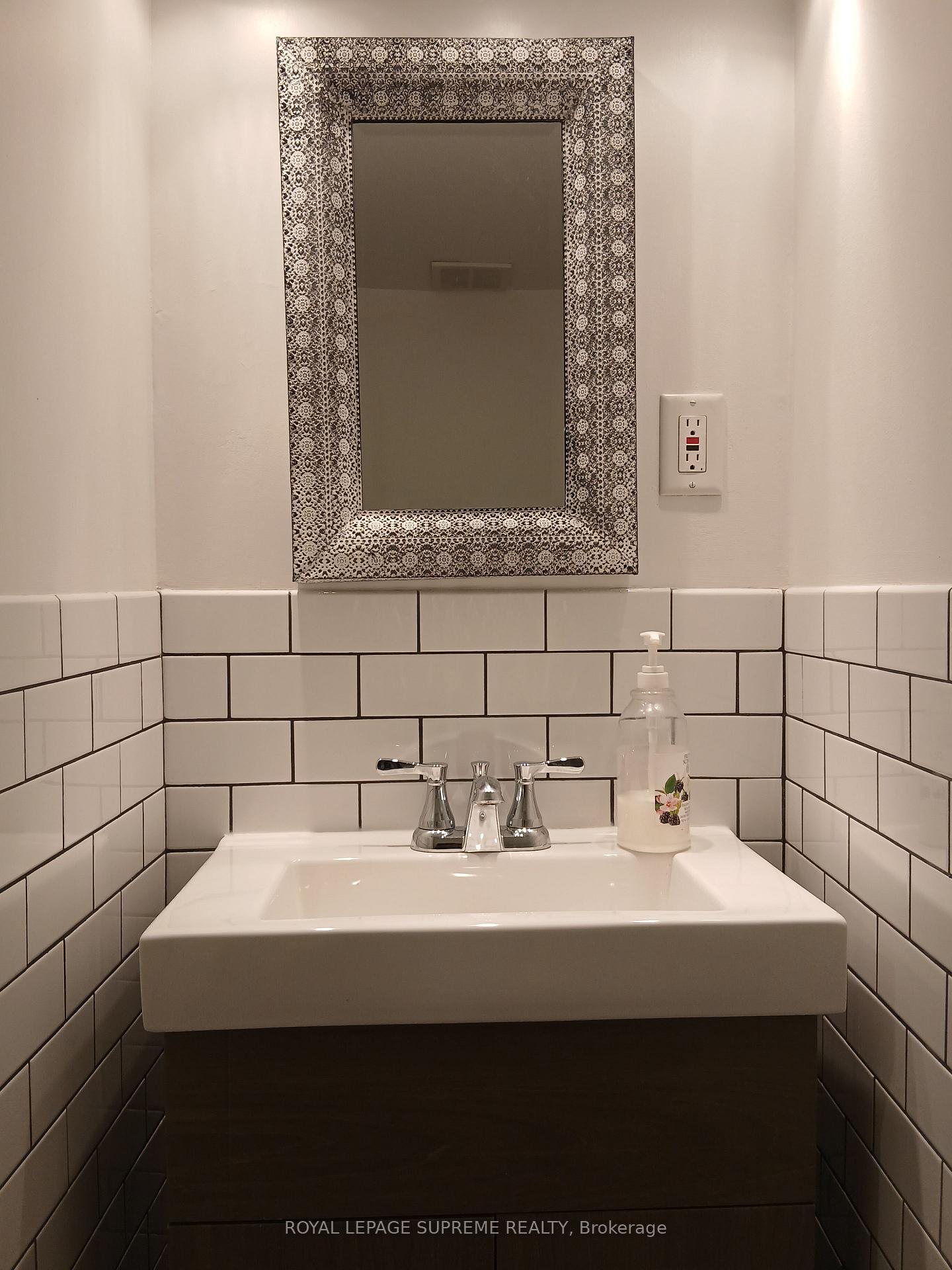 1586 Dundas Street W