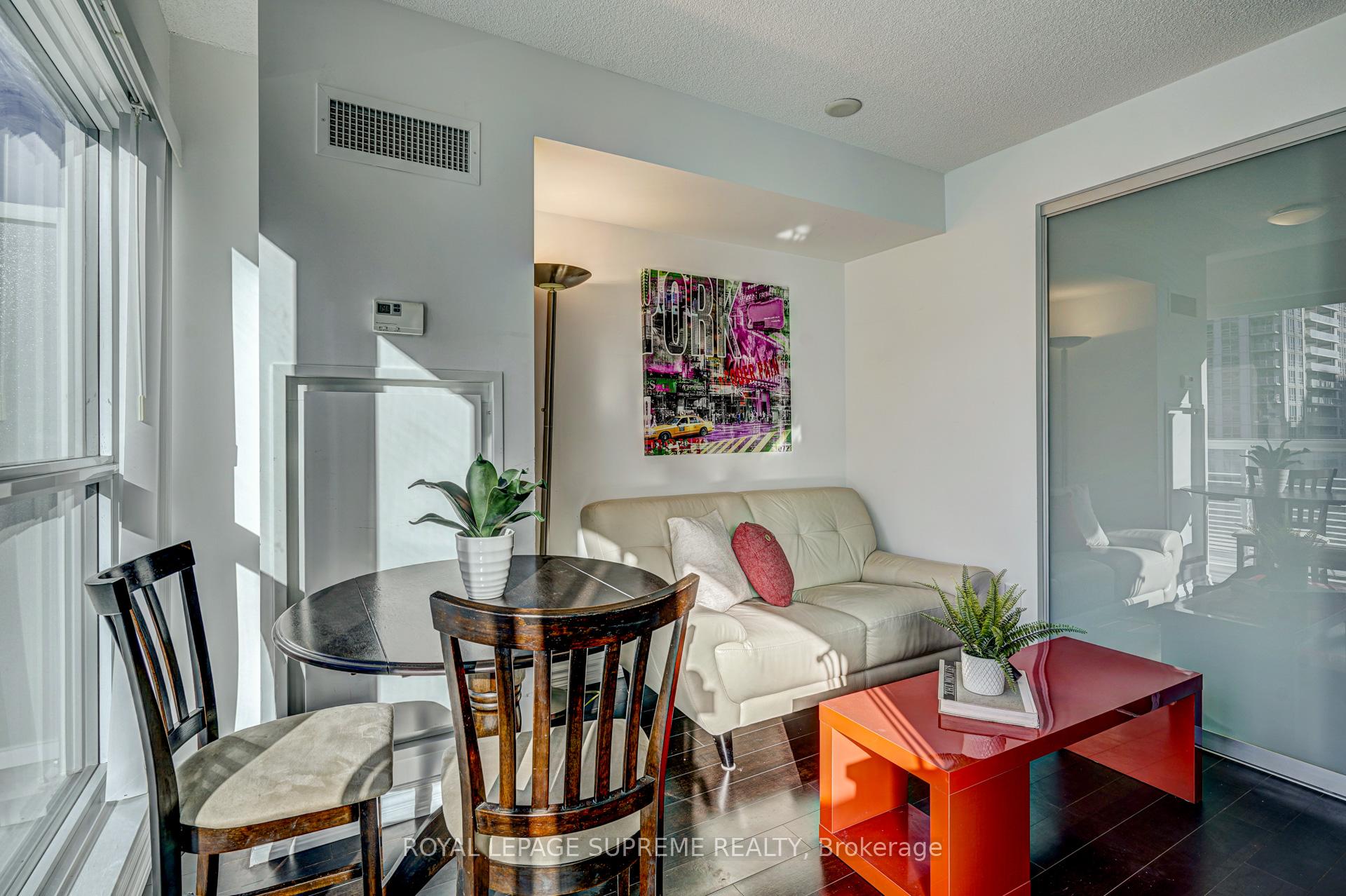 386 Yonge Street 1122