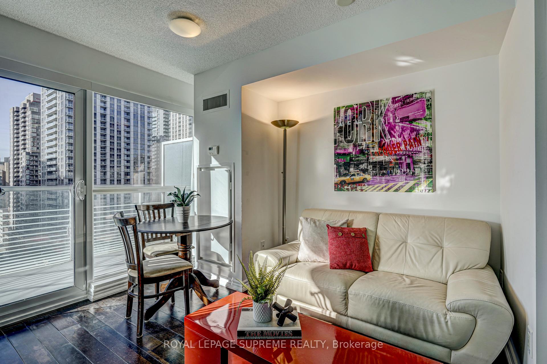 386 Yonge Street 1122