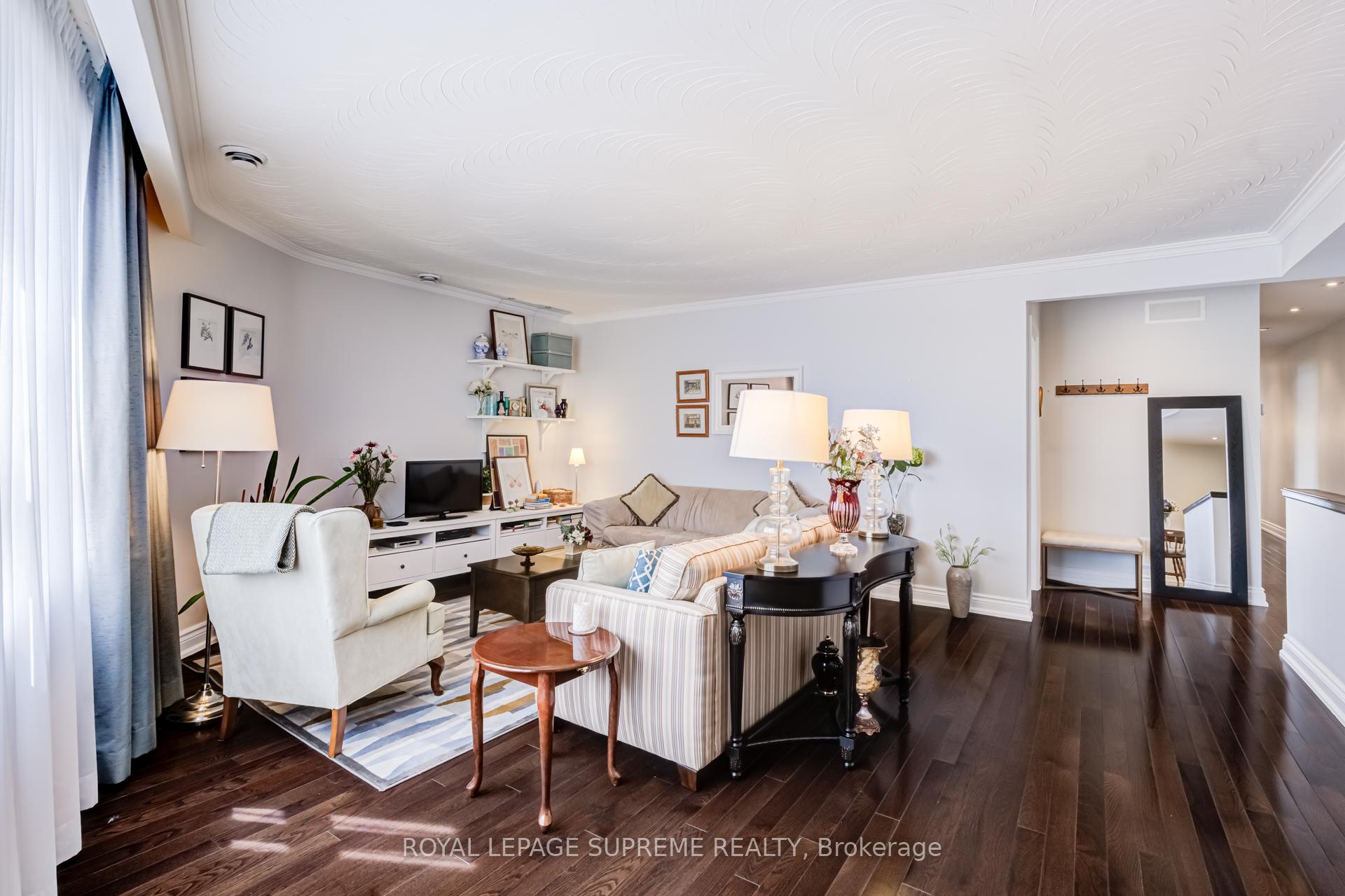 1612 Dundas Street W