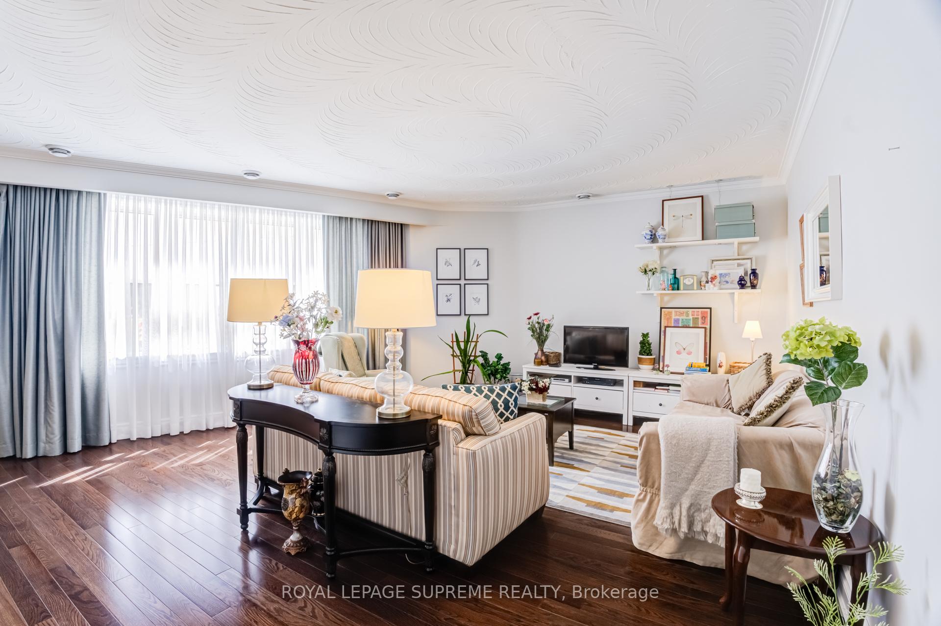 1612 Dundas Street W