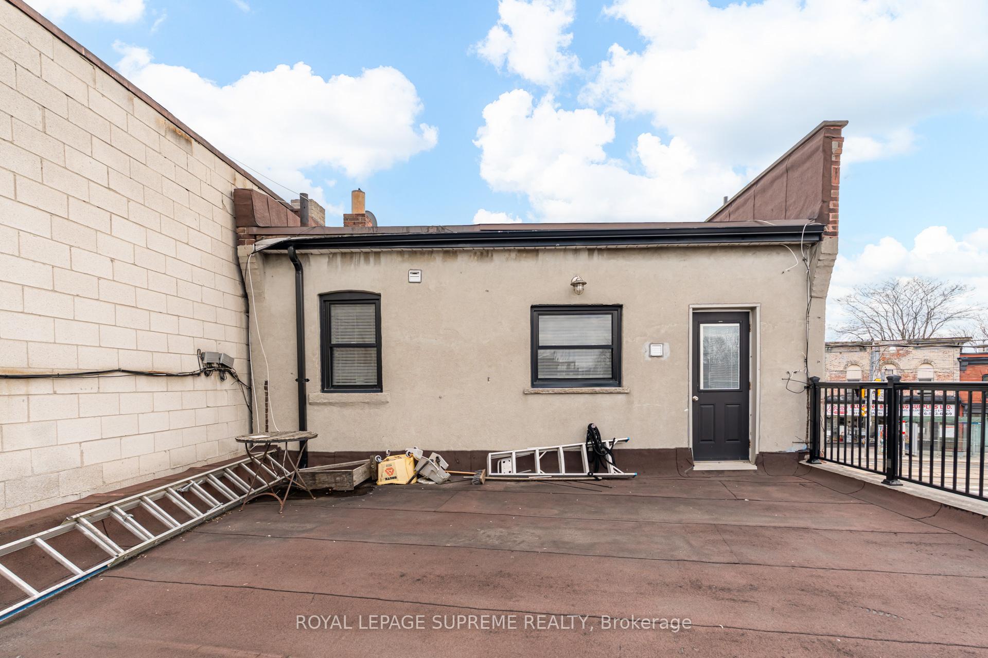 1612 Dundas Street W