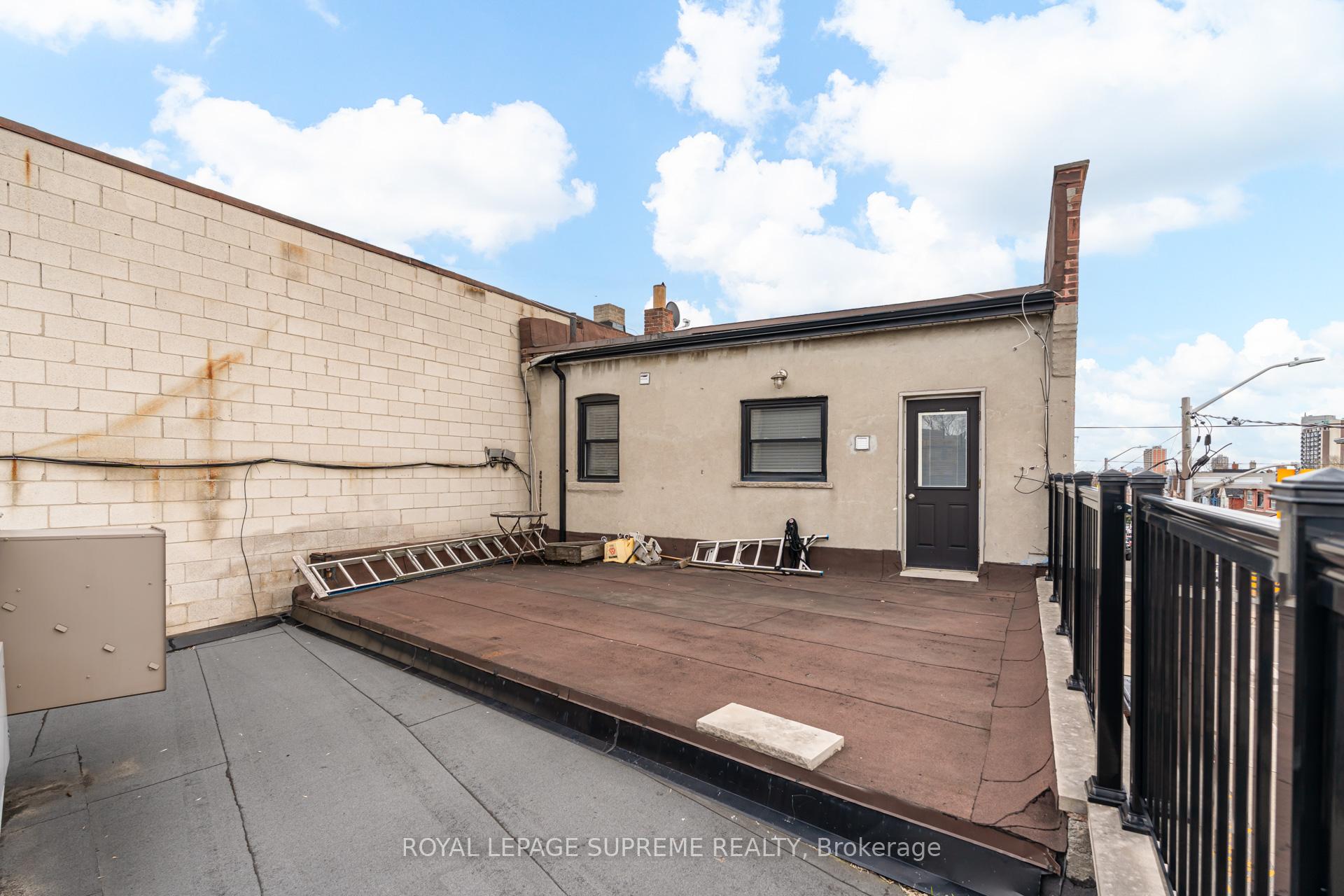 1612 Dundas Street W