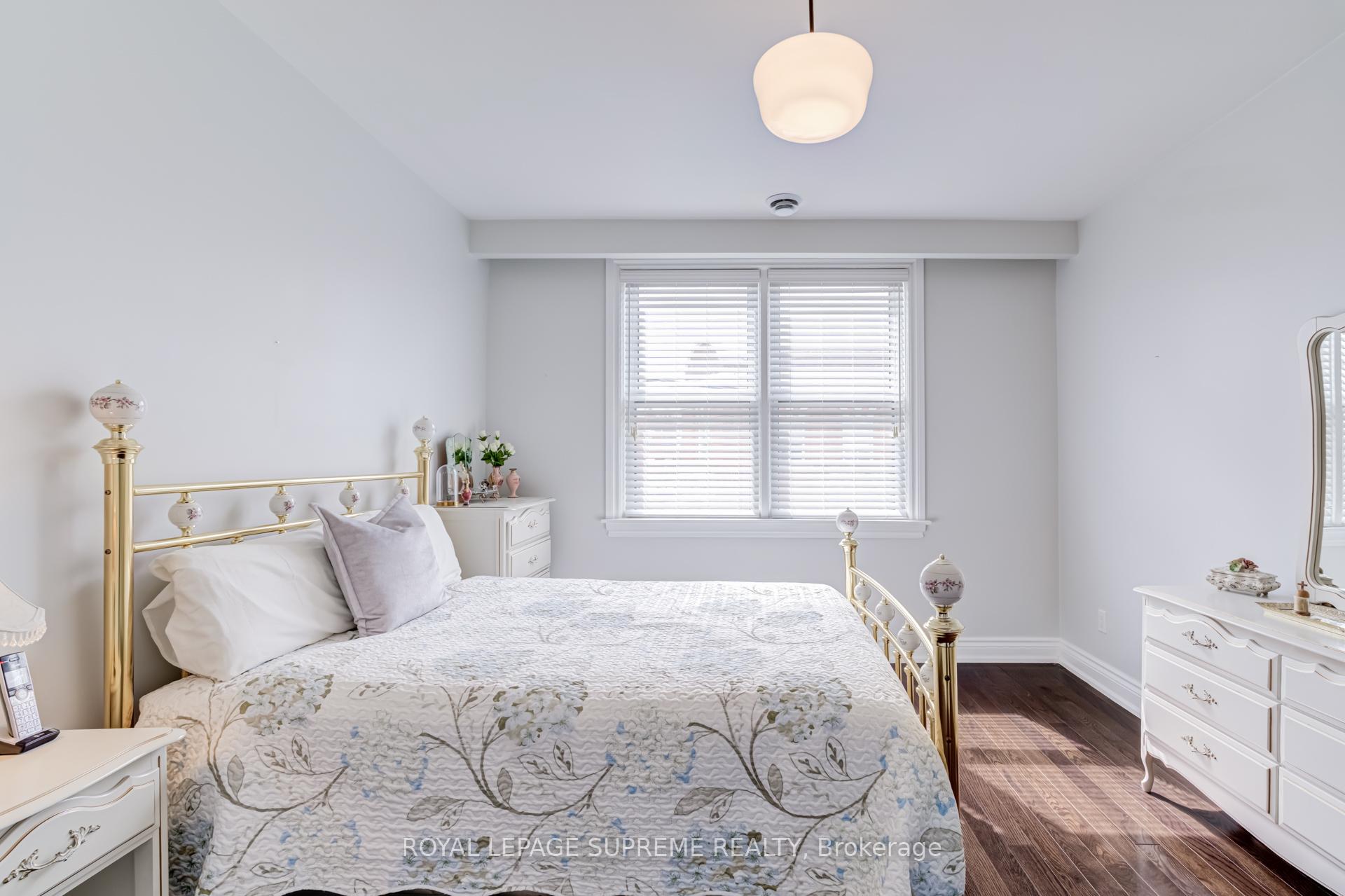 1612 Dundas Street W