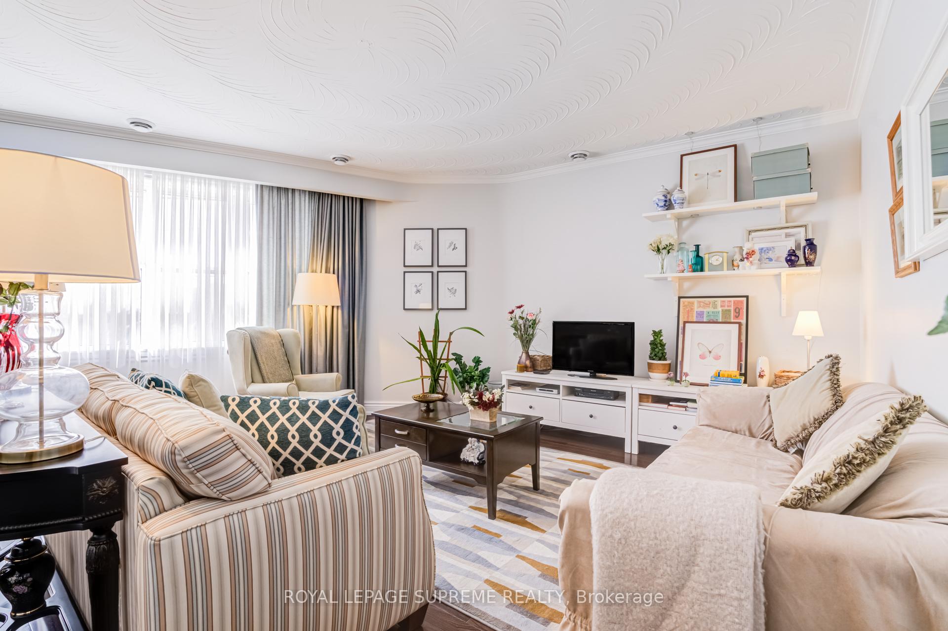 1612 Dundas Street W