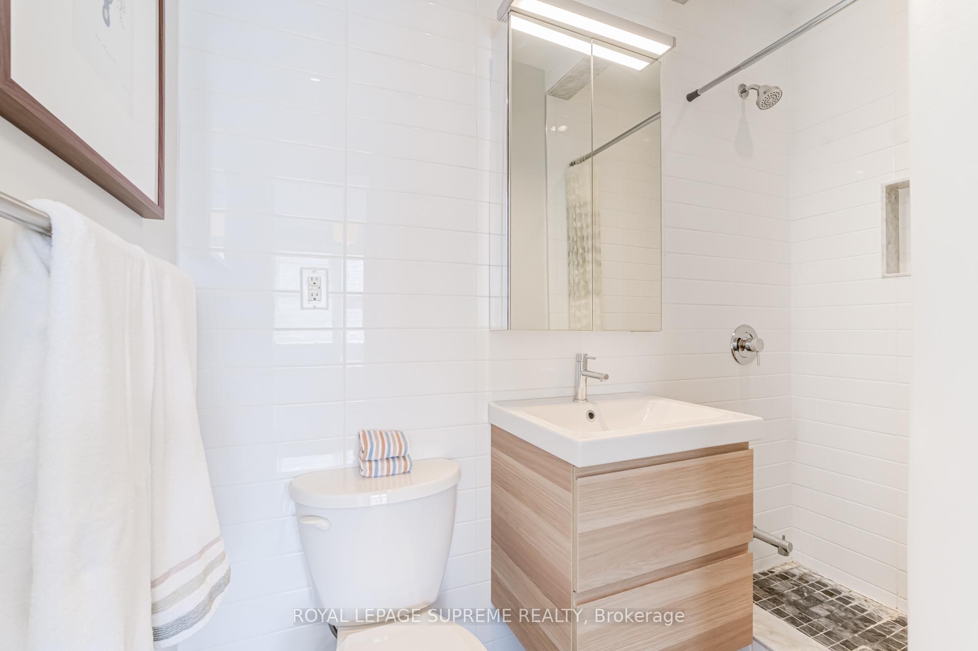 1612 Dundas Street W