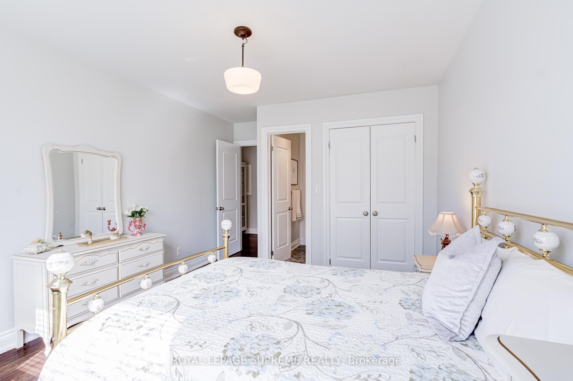 1612 Dundas Street W