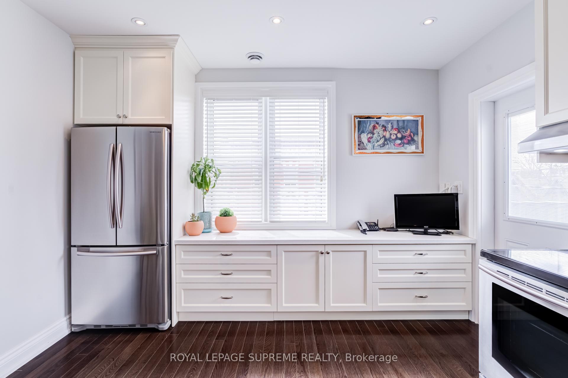 1612 Dundas Street W