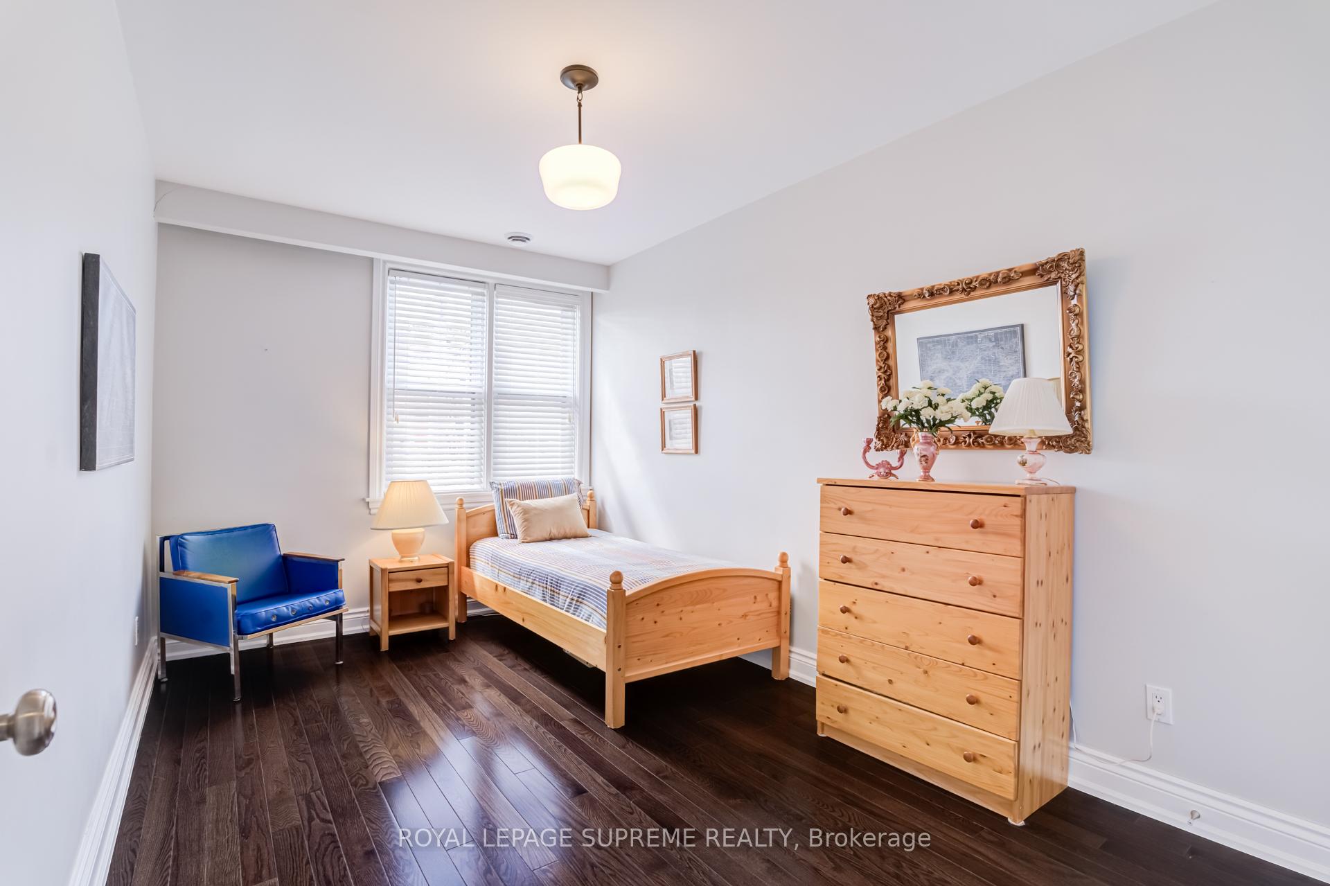 1612 Dundas Street W