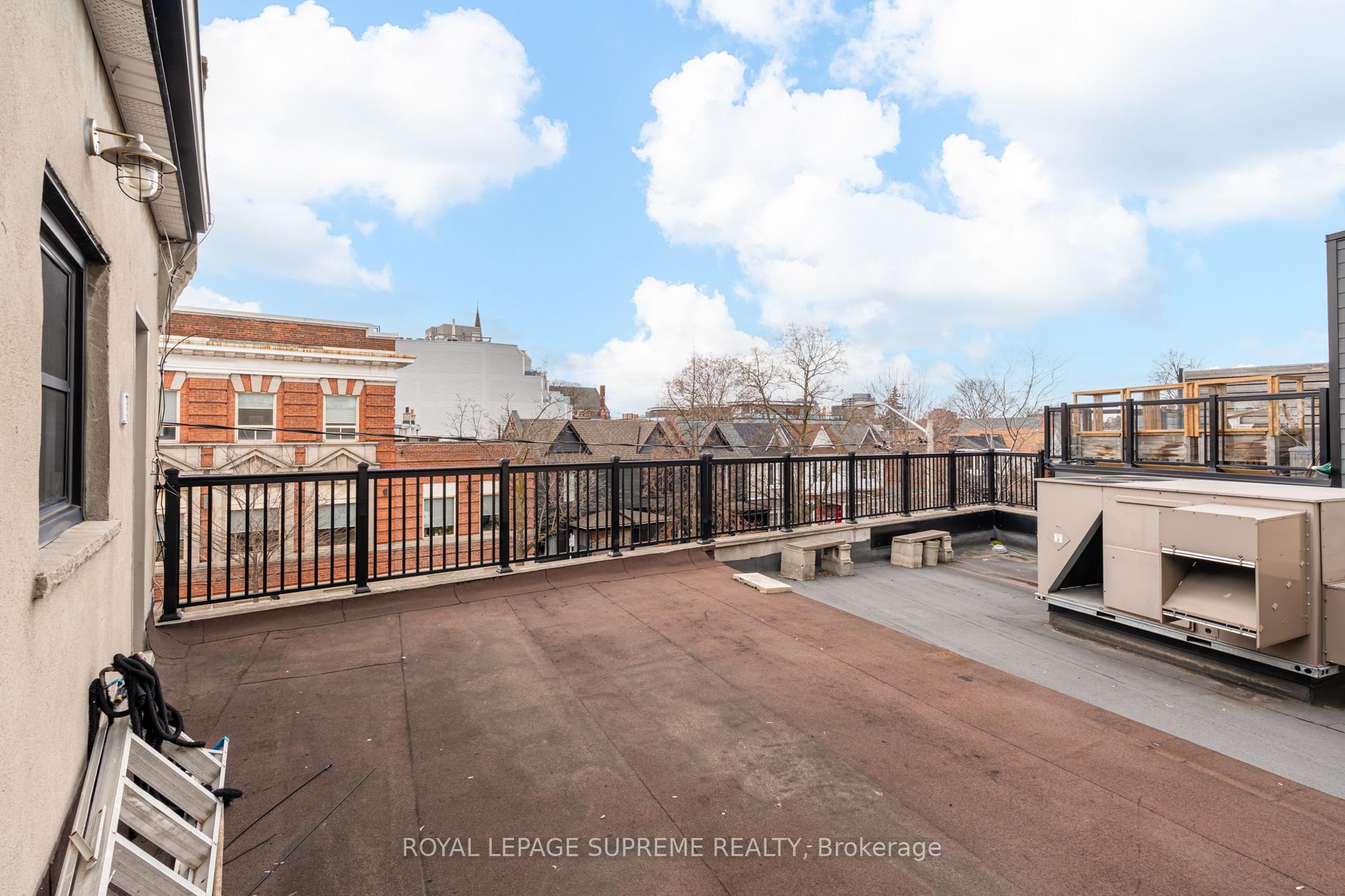 1612 Dundas Street W