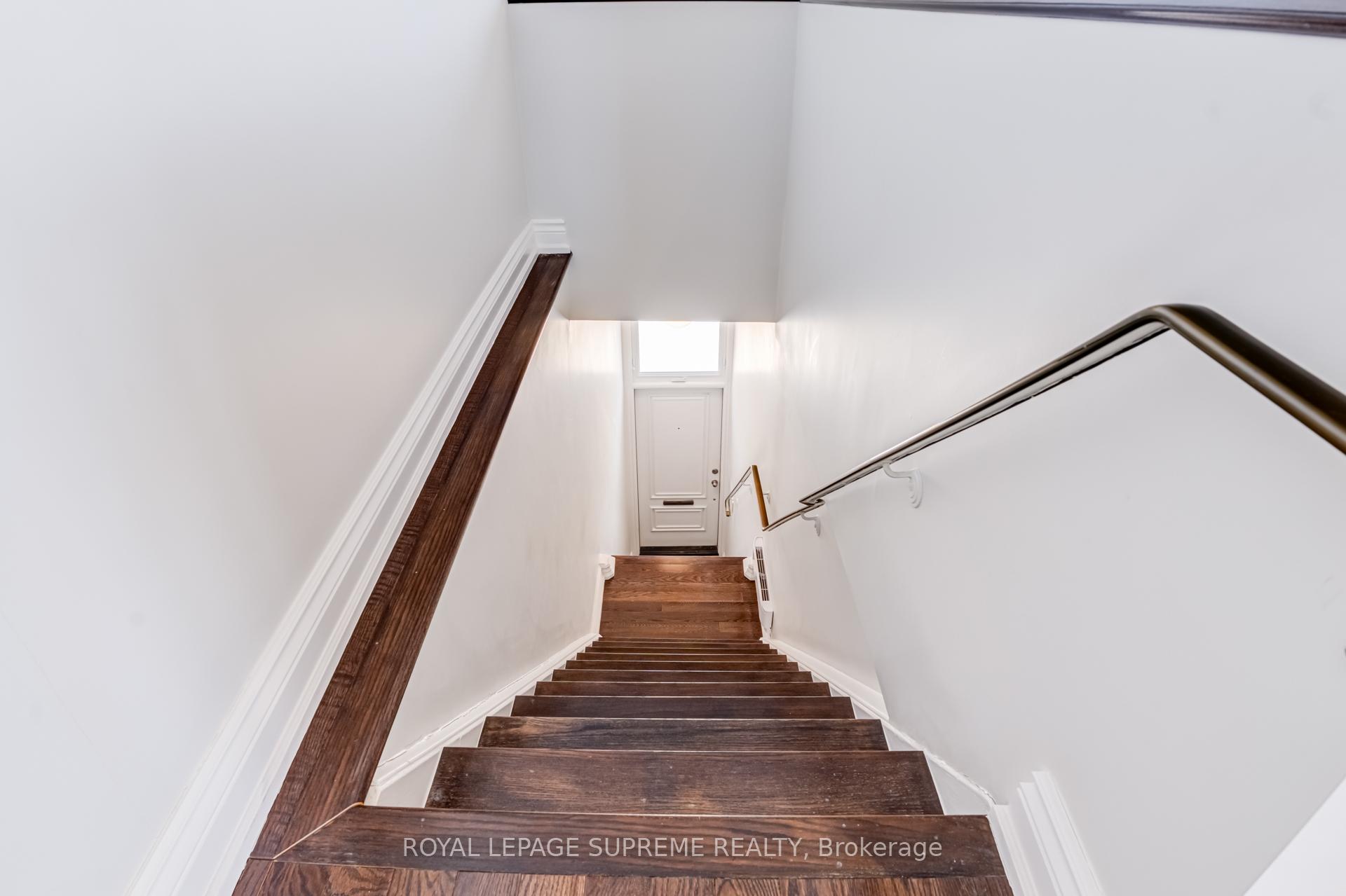 1612 Dundas Street W