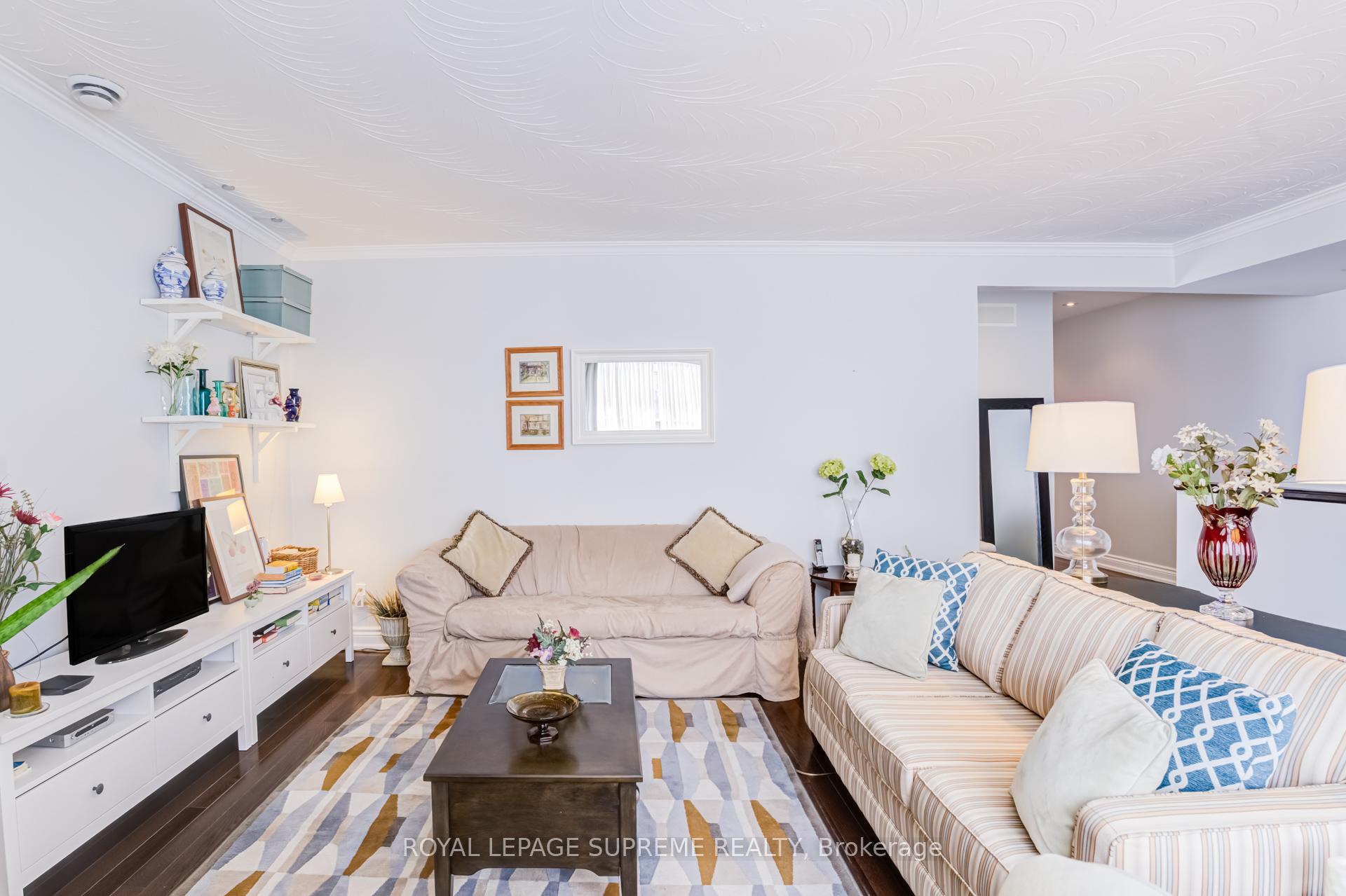 1612 Dundas Street W