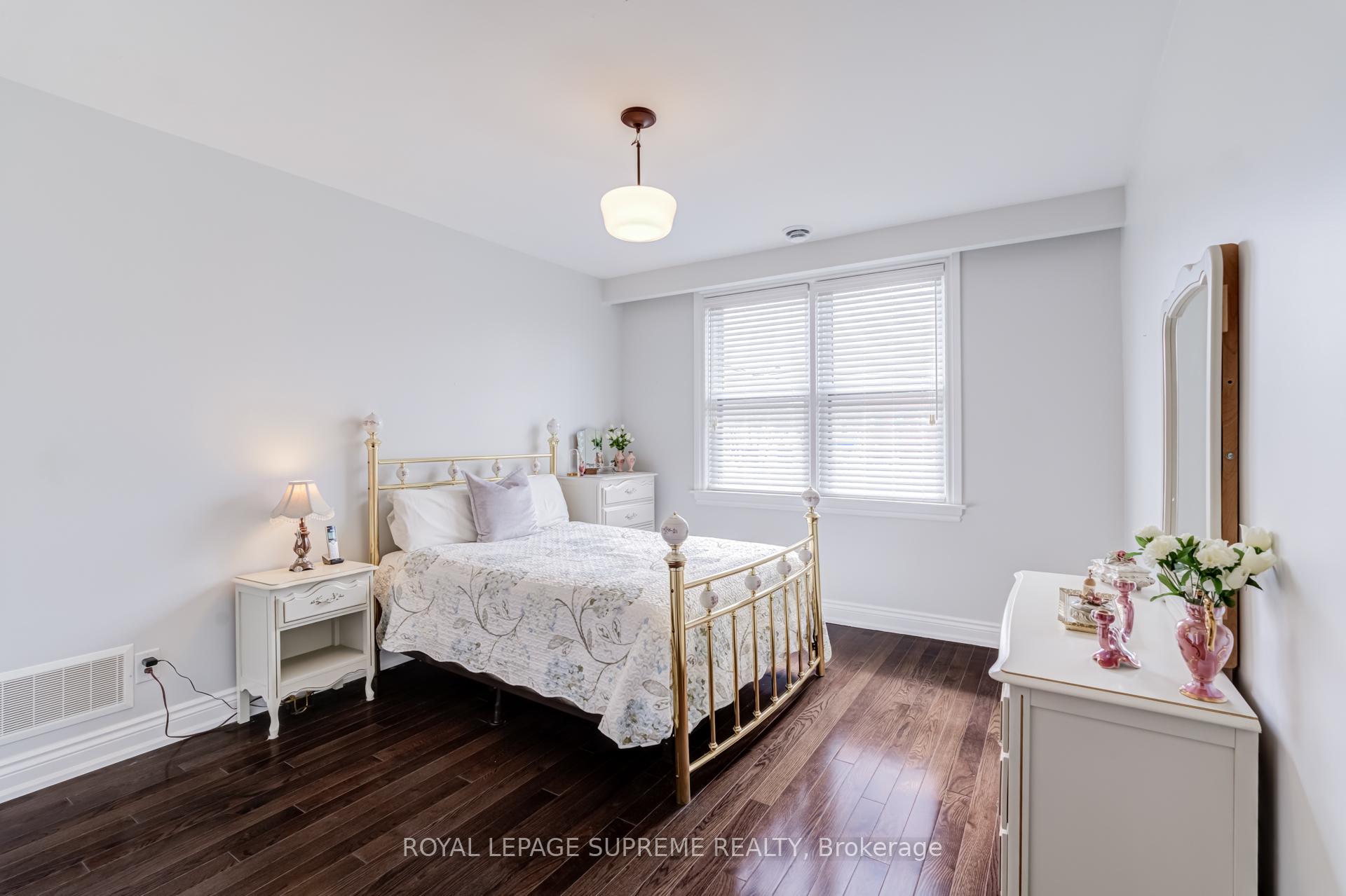 1612 Dundas Street W