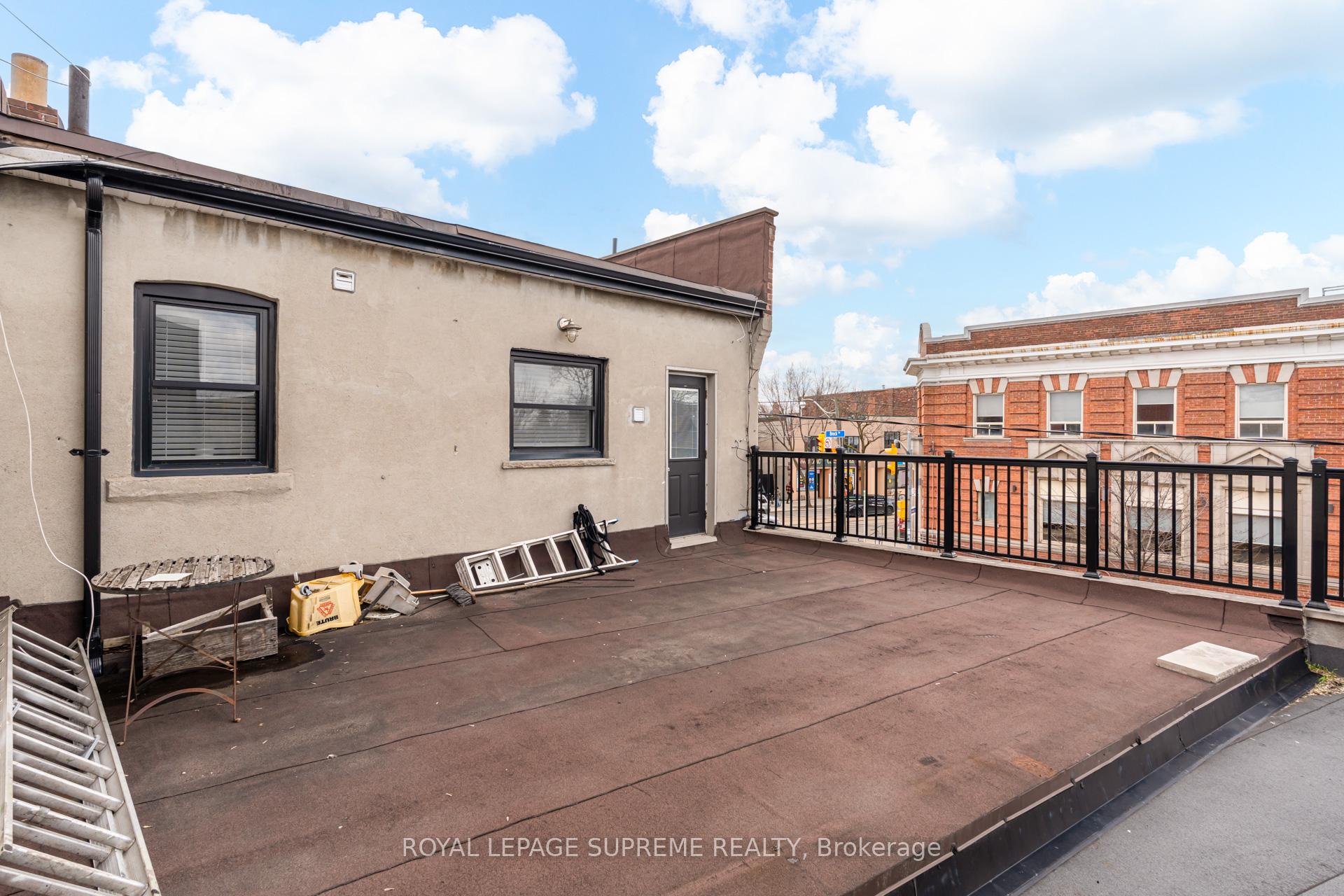 1612 Dundas Street W