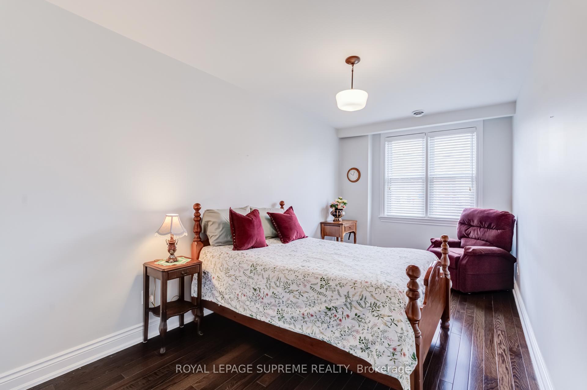 1612 Dundas Street W