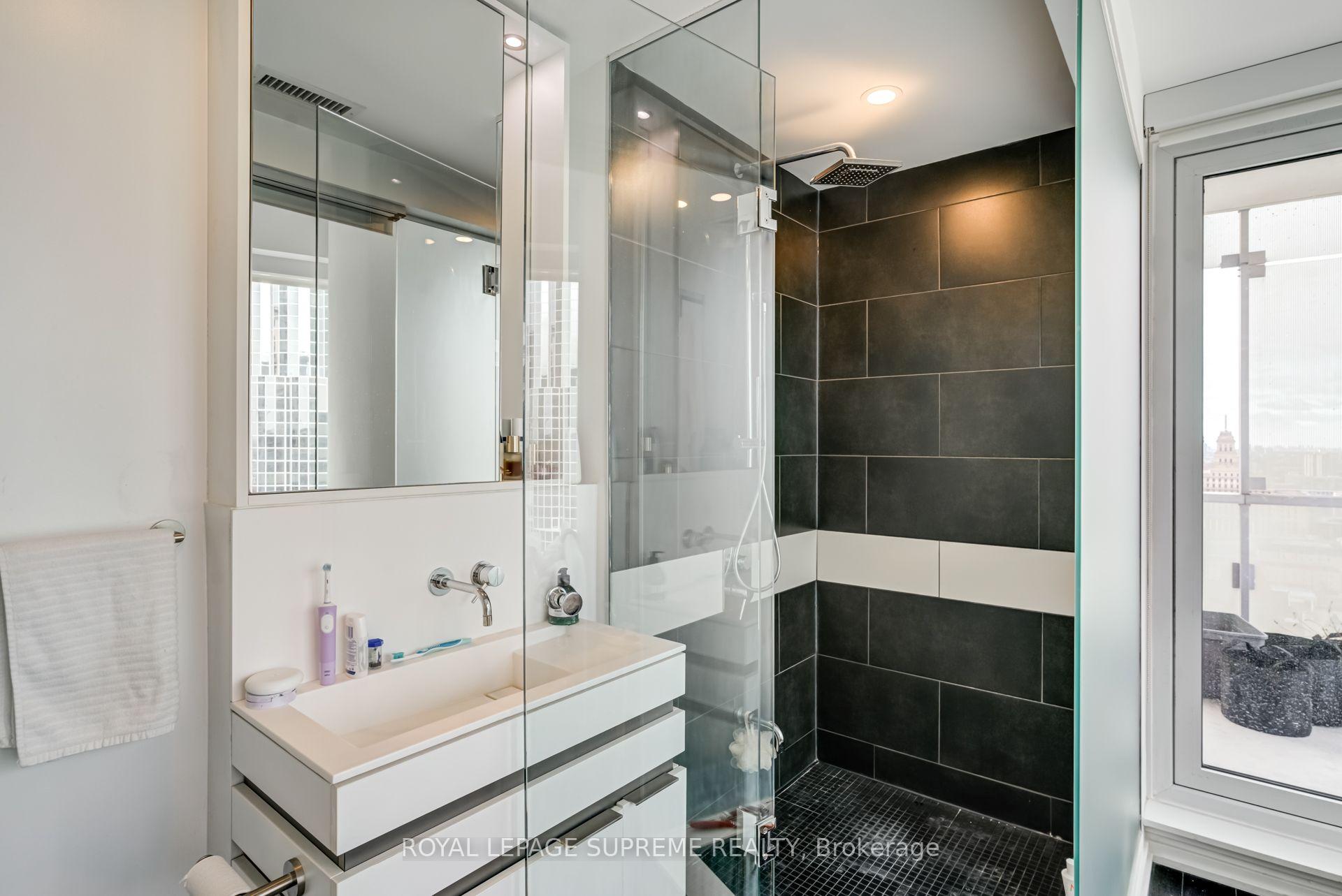 197 Yonge Street 2112, Toronto Unit: 2112