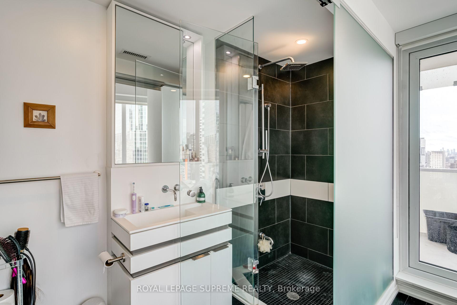 197 Yonge Street 2112, Toronto Unit: 2112