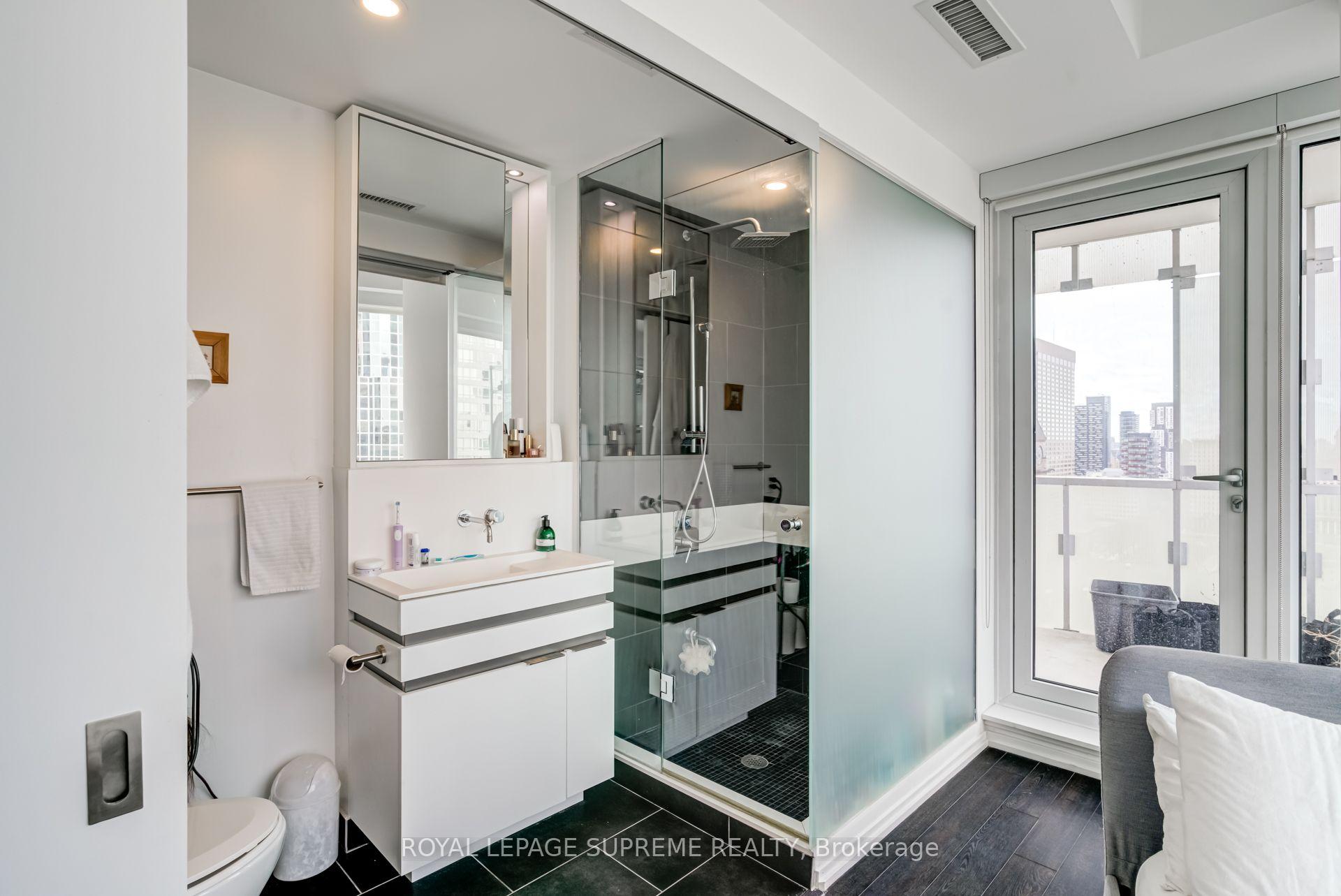 197 Yonge Street 2112, Toronto Unit: 2112
